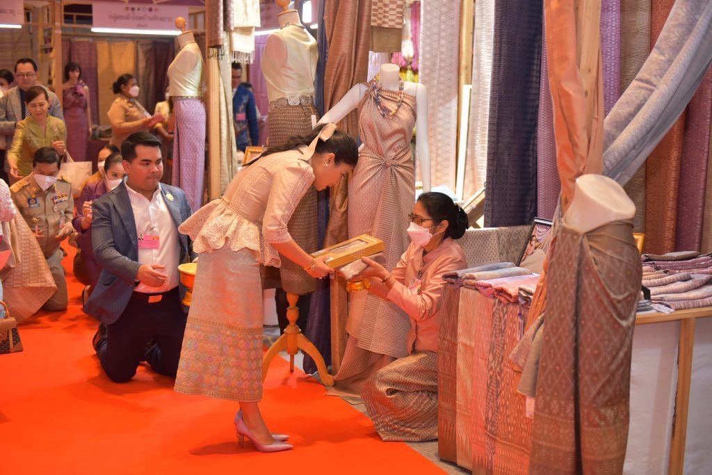 ?จังหวัดยโสธร ร่วมเฝ้าฯ รับเสด็จสมเด็จพระเจ้าลูกเธอ เจ้าฟ้าสิริวัณณวรี นารีรัตนราชกัญญา ณ หอประชุมมหาวิทยาลัยเทคโนโลยีราชมงคลอีสาน วิทยาเขตสุรินทร์ ตำบลนอกเมือง อำเภอเมืองสุรินทร์ จังหวัดสุรินทร์