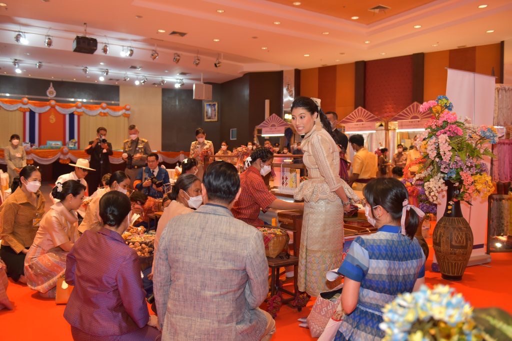 ?จังหวัดยโสธร ร่วมเฝ้าฯ รับเสด็จสมเด็จพระเจ้าลูกเธอ เจ้าฟ้าสิริวัณณวรี นารีรัตนราชกัญญา ณ หอประชุมมหาวิทยาลัยเทคโนโลยีราชมงคลอีสาน วิทยาเขตสุรินทร์ ตำบลนอกเมือง อำเภอเมืองสุรินทร์ จังหวัดสุรินทร์