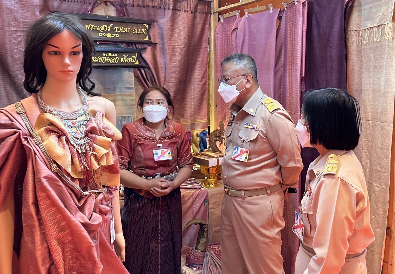 ?จังหวัดยโสธร ร่วมเฝ้าฯ รับเสด็จสมเด็จพระเจ้าลูกเธอ เจ้าฟ้าสิริวัณณวรี นารีรัตนราชกัญญา ณ หอประชุมมหาวิทยาลัยเทคโนโลยีราชมงคลอีสาน วิทยาเขตสุรินทร์ ตำบลนอกเมือง อำเภอเมืองสุรินทร์ จังหวัดสุรินทร์