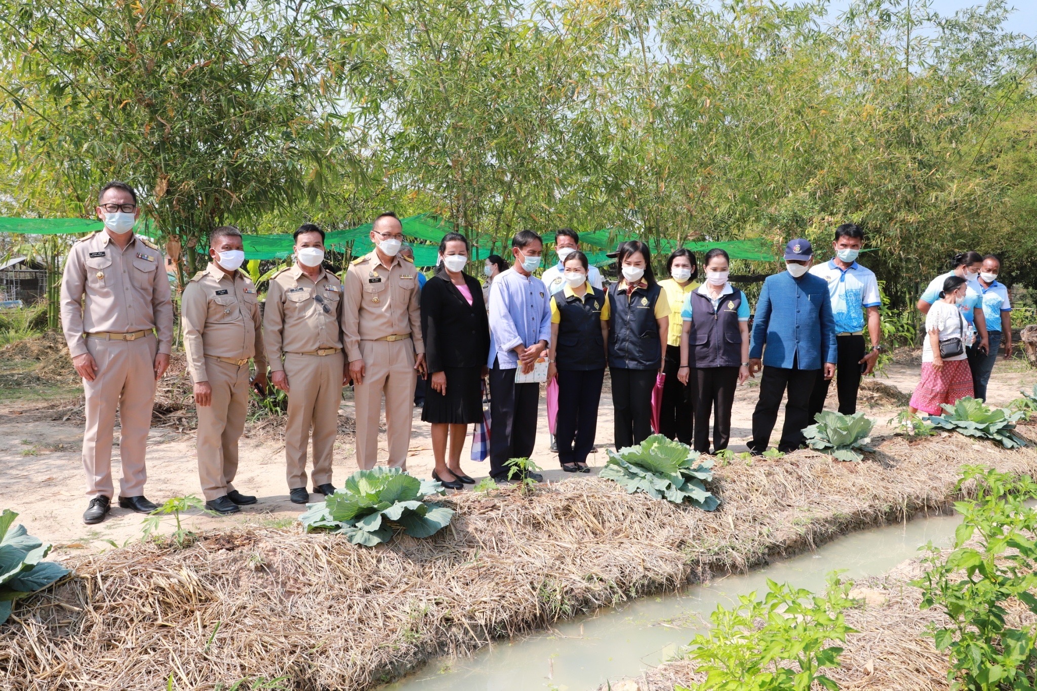 ?ประธานแม่บ้านมหาดไทย ยโสธร ขับเคลื่อนการน้อมนำแนวพระราชดำริของสมเด็จพระกนิษฐาธิราชเจ้า กรมสมเด็จพระเทพรัตนราชสุดาฯ สยามบรมราชกุมารี สู่ปฏิบัติการปลูกผักสวนครัว เพื่อสร้างความมั่นคงทางอาหาร “บ้านนี้มีรัก ปลูกผักกินเอง” และการขยายผลโครงการ “ทางนี้มีผล ผู้คนรักกัน”และโครงการส่งเสริมการใช้ผ้าไทย น้อมนำแนวพระราชดำริ สมเด็จพระเจ้าลูกเธอ เจ้าฟ้าสิริวัณณวรีนารีรัตนราชกัญญา “ผ้าไทยใส่ให้สนุก”