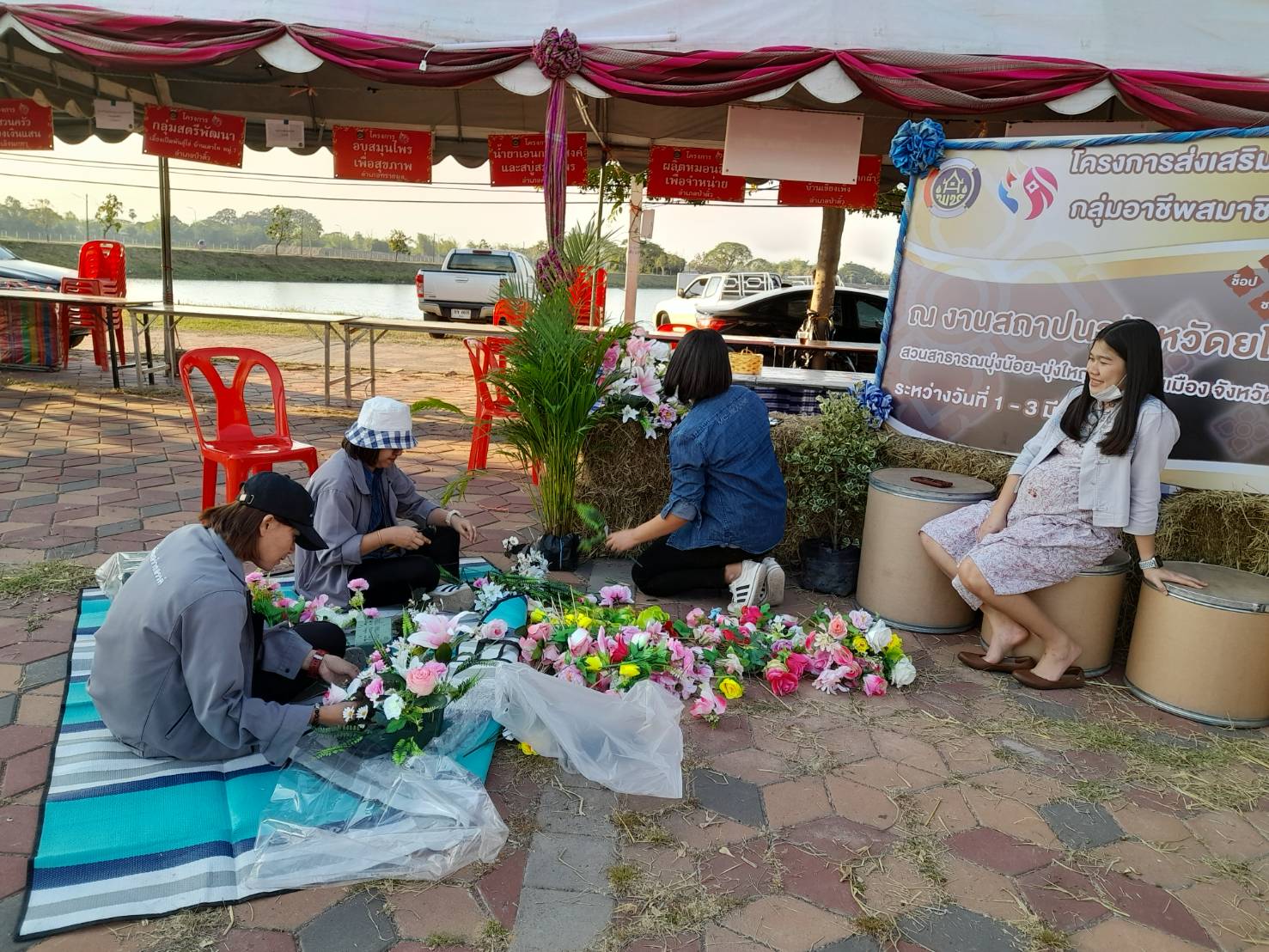 ?พช.ยโสธร เตรียมสถานที่ในการจำหน่ายสินค้า OTOP และกลุ่มสินค้าจากกองทุนพัฒนาบทบาทสตรี ในงานสถาปนาจังหวัดยโสธร ปี 2566