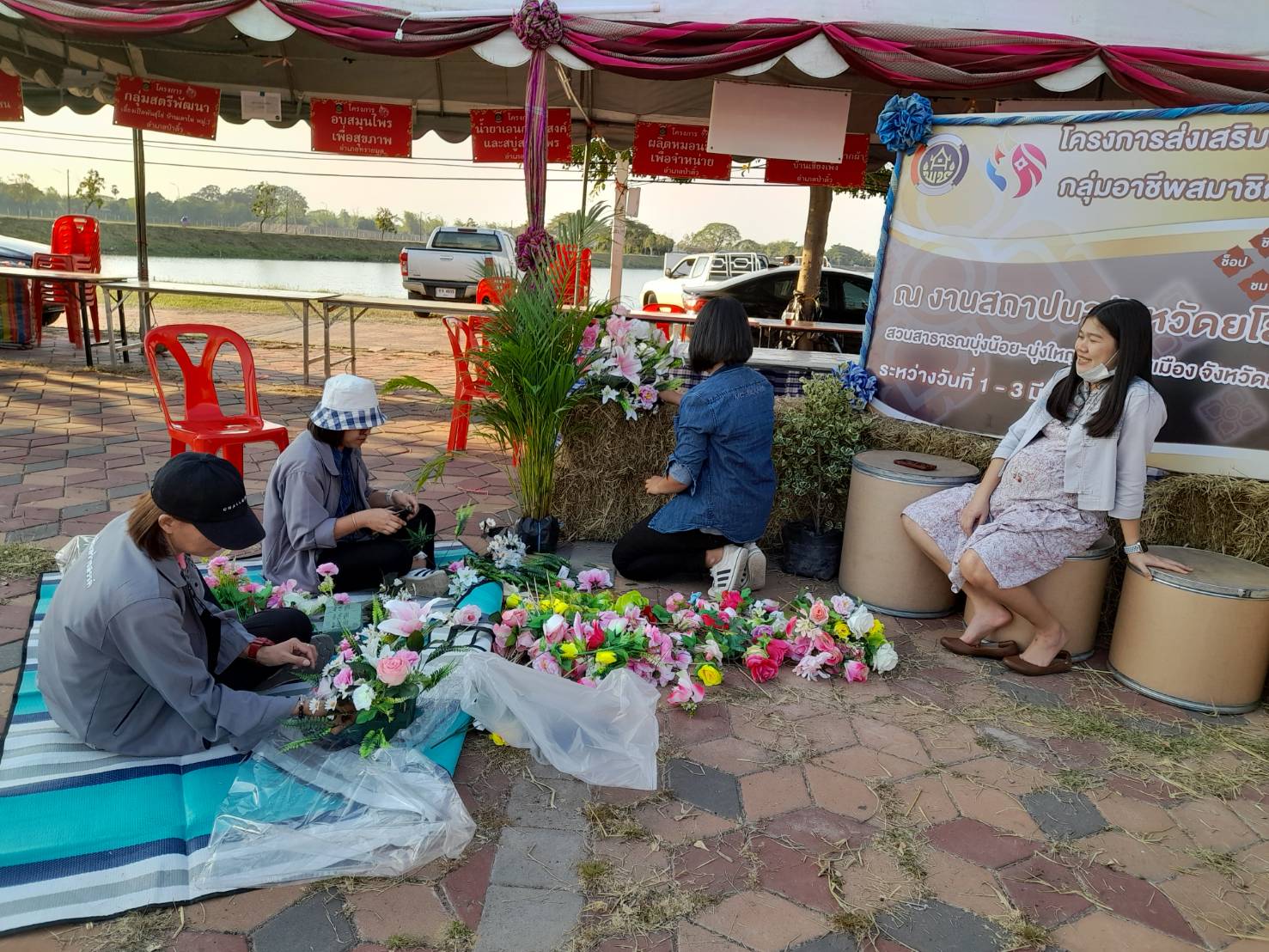 ?พช.ยโสธร เตรียมสถานที่ในการจำหน่ายสินค้า OTOP และกลุ่มสินค้าจากกองทุนพัฒนาบทบาทสตรี ในงานสถาปนาจังหวัดยโสธร ปี 2566