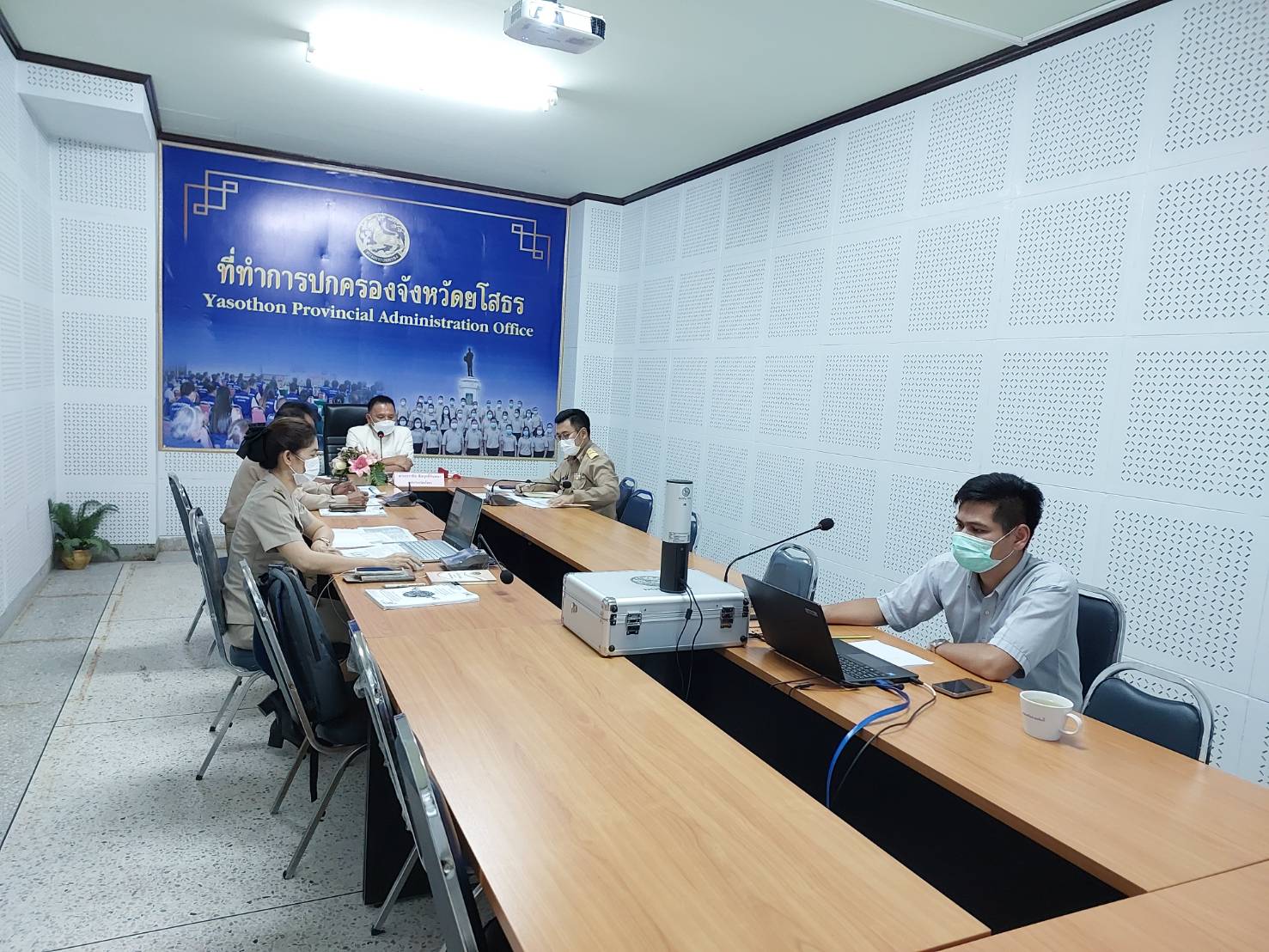 ?พช.ยโสธร ร่วมประชุมติดตามการแก้ไขปัญหาความเดือดร้อนตามฐานข้อมูลการขจัดความยากจนและพัฒนาคนทุกช่วงวัยอย่างยั่งยืนตามหลักปรัชญาของเศรษฐกิจพอเพียง ระบบ TPMAP และระบบ ThaiQM จังหวัดยโสธร ผ่านระบบ zoom cloud meeting