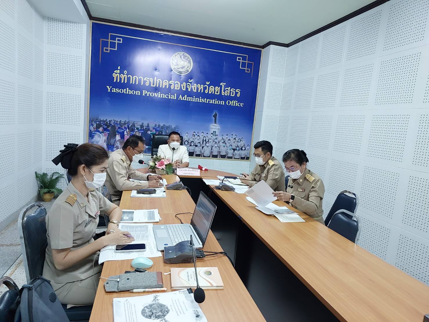 ?พช.ยโสธร ร่วมประชุมติดตามการแก้ไขปัญหาความเดือดร้อนตามฐานข้อมูลการขจัดความยากจนและพัฒนาคนทุกช่วงวัยอย่างยั่งยืนตามหลักปรัชญาของเศรษฐกิจพอเพียง ระบบ TPMAP และระบบ ThaiQM จังหวัดยโสธร ผ่านระบบ zoom cloud meeting