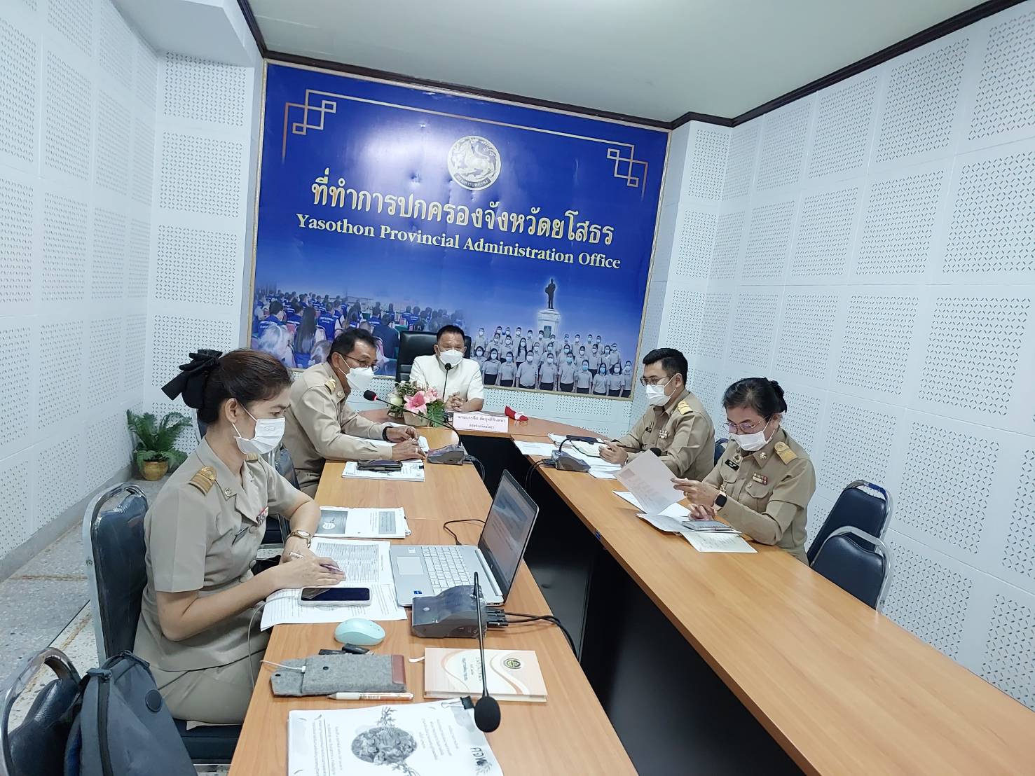 ?พช.ยโสธร ร่วมประชุมติดตามการแก้ไขปัญหาความเดือดร้อนตามฐานข้อมูลการขจัดความยากจนและพัฒนาคนทุกช่วงวัยอย่างยั่งยืนตามหลักปรัชญาของเศรษฐกิจพอเพียง ระบบ TPMAP และระบบ ThaiQM จังหวัดยโสธร ผ่านระบบ zoom cloud meeting