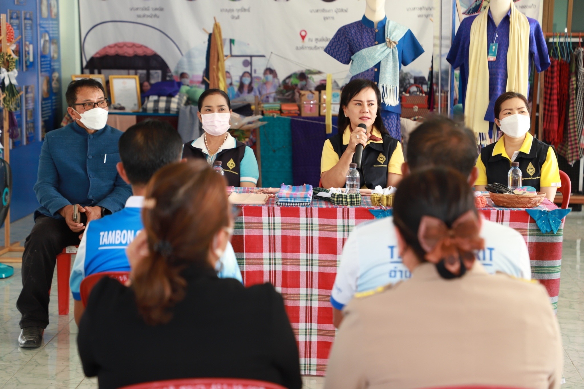 ?ประธานแม่บ้านมหาดไทย ยโสธร ขับเคลื่อนการน้อมนำแนวพระราชดำริของสมเด็จพระกนิษฐาธิราชเจ้า กรมสมเด็จพระเทพรัตนราชสุดาฯ สยามบรมราชกุมารี สู่ปฏิบัติการปลูกผักสวนครัว เพื่อสร้างความมั่นคงทางอาหาร “บ้านนี้มีรัก ปลูกผักกินเอง” และการขยายผลโครงการ “ทางนี้มีผล ผู้คนรักกัน”และโครงการส่งเสริมการใช้ผ้าไทย น้อมนำแนวพระราชดำริ สมเด็จพระเจ้าลูกเธอ เจ้าฟ้าสิริวัณณวรีนารีรัตนราชกัญญา “ผ้าไทยใส่ให้สนุก”