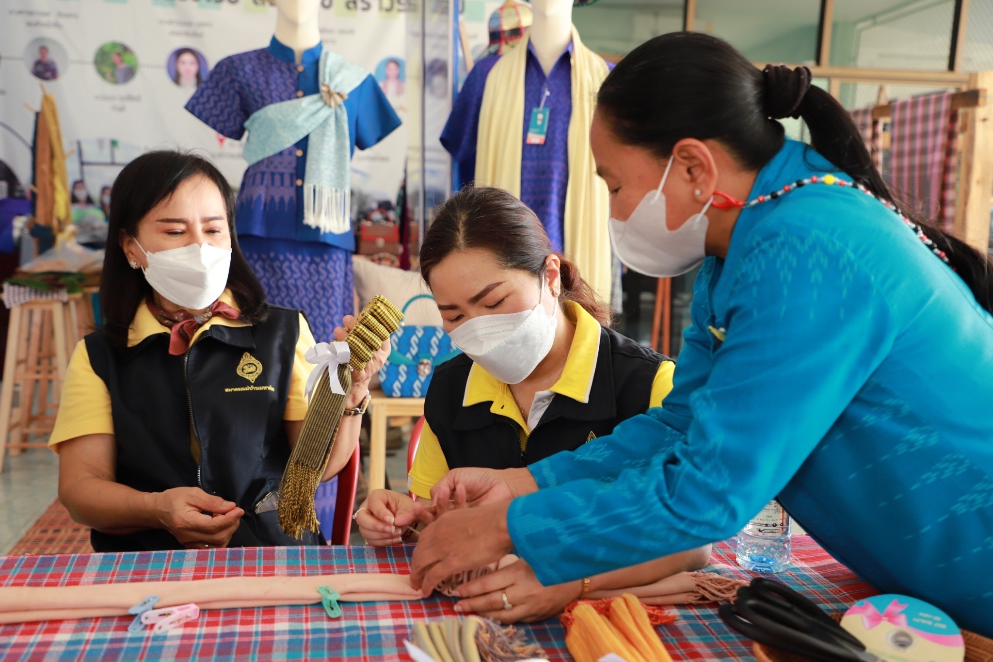 ?ประธานแม่บ้านมหาดไทย ยโสธร ขับเคลื่อนการน้อมนำแนวพระราชดำริของสมเด็จพระกนิษฐาธิราชเจ้า กรมสมเด็จพระเทพรัตนราชสุดาฯ สยามบรมราชกุมารี สู่ปฏิบัติการปลูกผักสวนครัว เพื่อสร้างความมั่นคงทางอาหาร “บ้านนี้มีรัก ปลูกผักกินเอง” และการขยายผลโครงการ “ทางนี้มีผล ผู้คนรักกัน”และโครงการส่งเสริมการใช้ผ้าไทย น้อมนำแนวพระราชดำริ สมเด็จพระเจ้าลูกเธอ เจ้าฟ้าสิริวัณณวรีนารีรัตนราชกัญญา “ผ้าไทยใส่ให้สนุก”