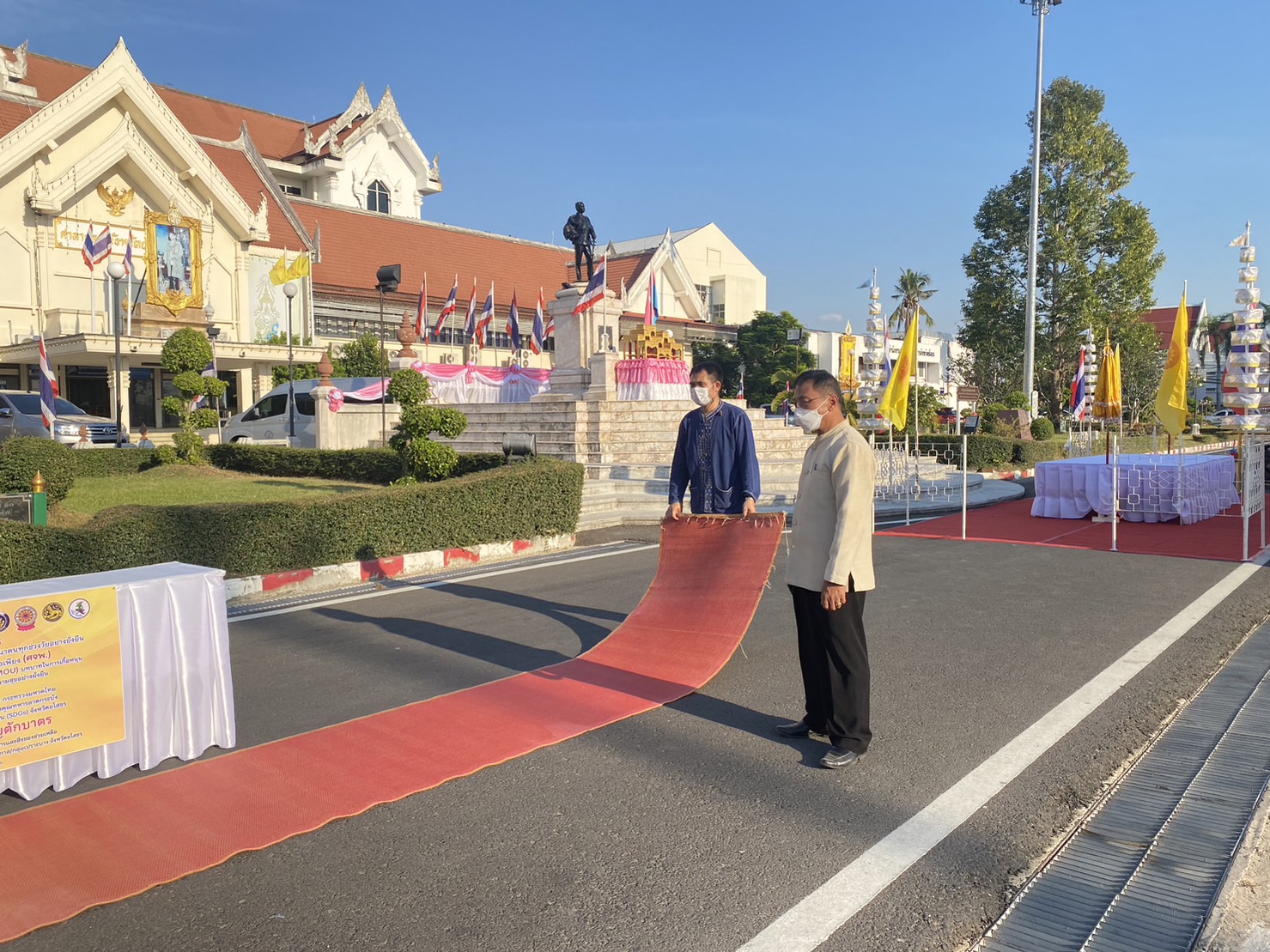 ?พช.ยโสธร ร่วมเตรียมสถานที่ดำเนินกิจกรรมทำบุญตักบาตร เพื่อนำอาหารและสิ่งของไปช่วยเหลือคนยากจน ผู้ด้อยโอกาส ในพื้นที่จังหวัดยโสธร ภายใต้โครงการขจัดความยากจนพัฒนาคนทุกช่วงวัยอย่างยั่งยืนตามหลัก ปรัชญาของเศรษฐกิจพอเพียง