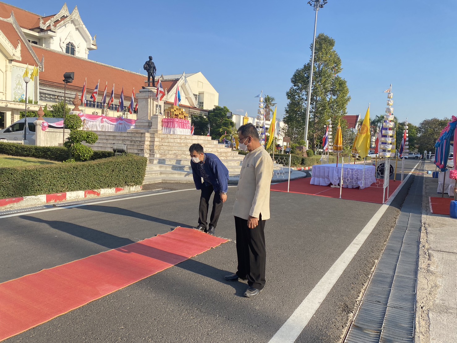 ?พช.ยโสธร ร่วมเตรียมสถานที่ดำเนินกิจกรรมทำบุญตักบาตร เพื่อนำอาหารและสิ่งของไปช่วยเหลือคนยากจน ผู้ด้อยโอกาส ในพื้นที่จังหวัดยโสธร ภายใต้โครงการขจัดความยากจนพัฒนาคนทุกช่วงวัยอย่างยั่งยืนตามหลัก ปรัชญาของเศรษฐกิจพอเพียง