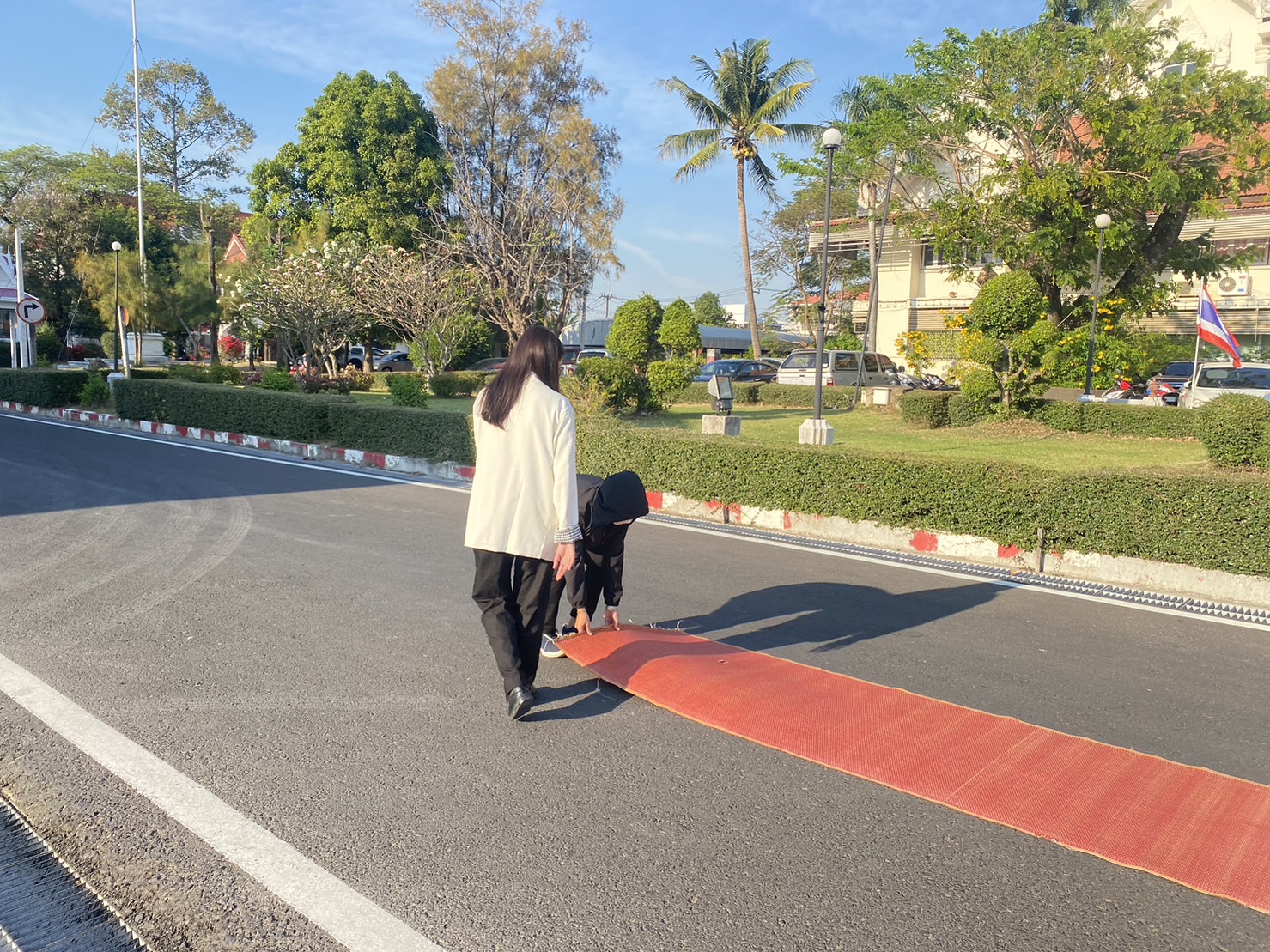 ?พช.ยโสธร ร่วมเตรียมสถานที่ดำเนินกิจกรรมทำบุญตักบาตร เพื่อนำอาหารและสิ่งของไปช่วยเหลือคนยากจน ผู้ด้อยโอกาส ในพื้นที่จังหวัดยโสธร ภายใต้โครงการขจัดความยากจนพัฒนาคนทุกช่วงวัยอย่างยั่งยืนตามหลัก ปรัชญาของเศรษฐกิจพอเพียง