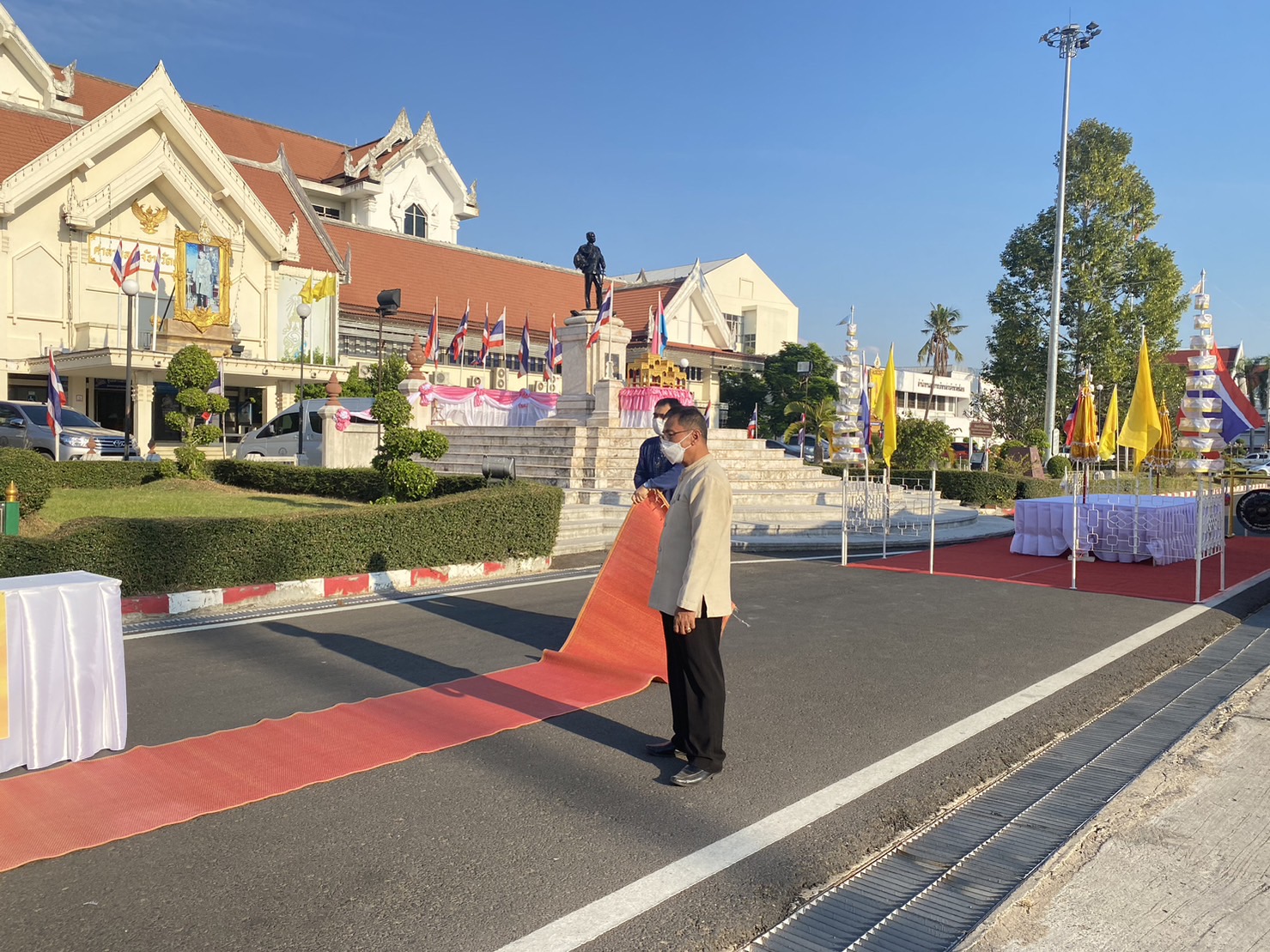 ?พช.ยโสธร ร่วมเตรียมสถานที่ดำเนินกิจกรรมทำบุญตักบาตร เพื่อนำอาหารและสิ่งของไปช่วยเหลือคนยากจน ผู้ด้อยโอกาส ในพื้นที่จังหวัดยโสธร ภายใต้โครงการขจัดความยากจนพัฒนาคนทุกช่วงวัยอย่างยั่งยืนตามหลัก ปรัชญาของเศรษฐกิจพอเพียง