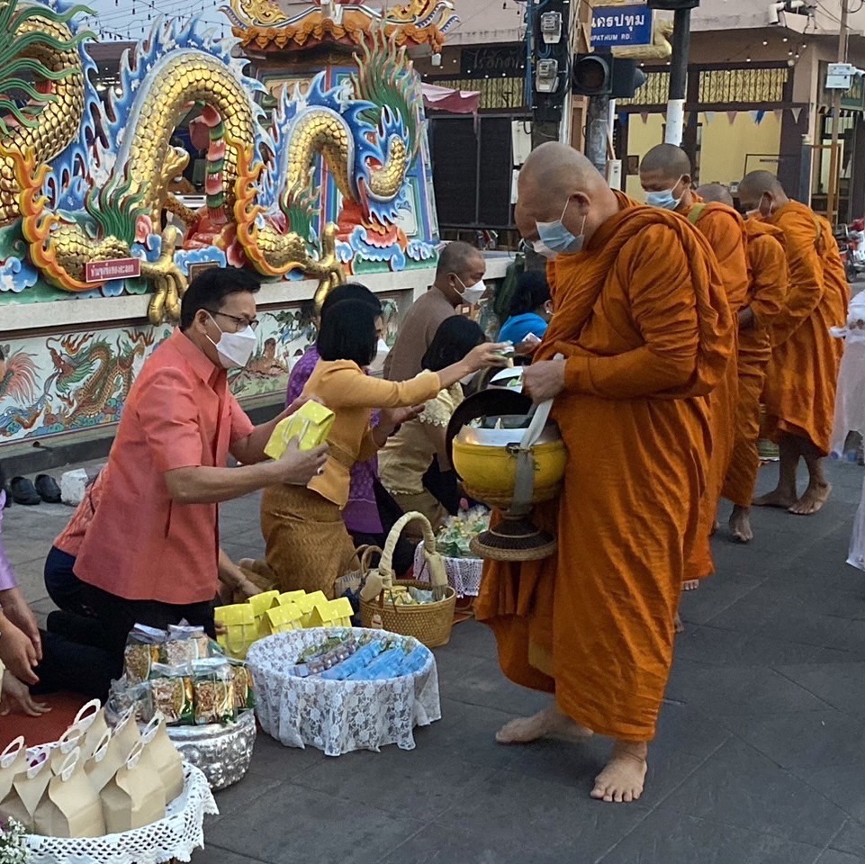 ☘พช.ยโสธรร่วมทำบุญตักบาตรย้อนยุค วิถีถิ่น วิถีไทย ถนนคนเดินยโสธร เมืองเก่าบ้านสิงห์ท่า และร่วมกันสวมใส่ผ้าไทยตามโครงการ “ผ้าไทยใส่ให้สนุก”