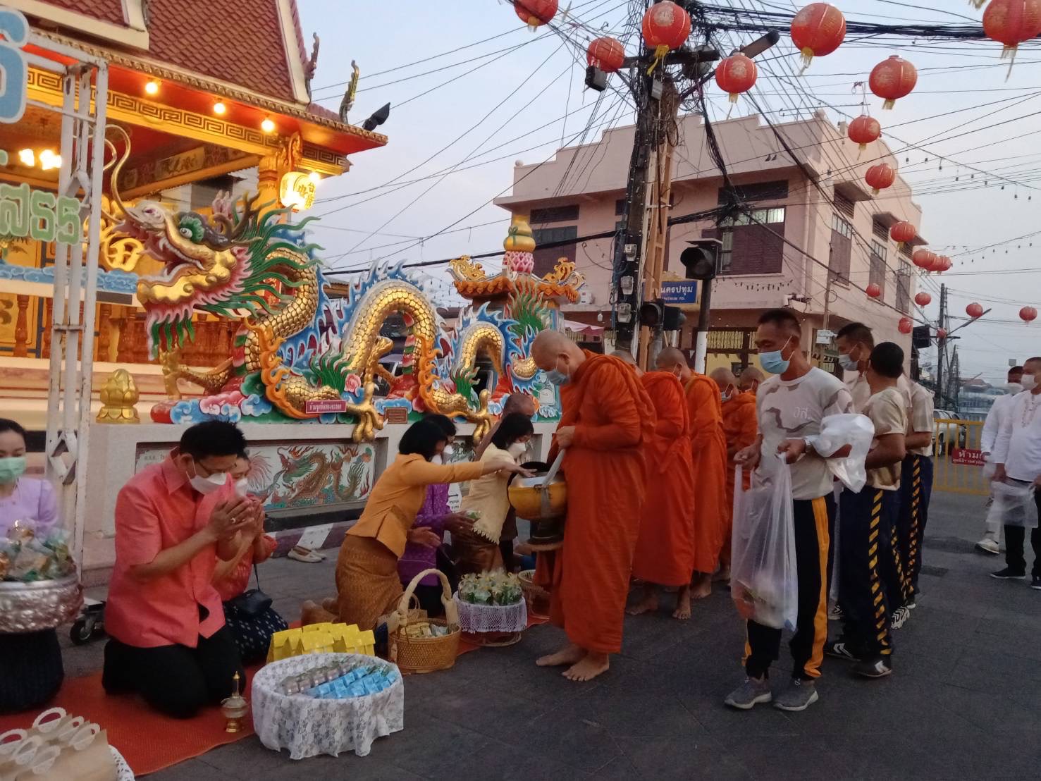 ☘พช.ยโสธรร่วมทำบุญตักบาตรย้อนยุค วิถีถิ่น วิถีไทย ถนนคนเดินยโสธร เมืองเก่าบ้านสิงห์ท่า และร่วมกันสวมใส่ผ้าไทยตามโครงการ “ผ้าไทยใส่ให้สนุก”