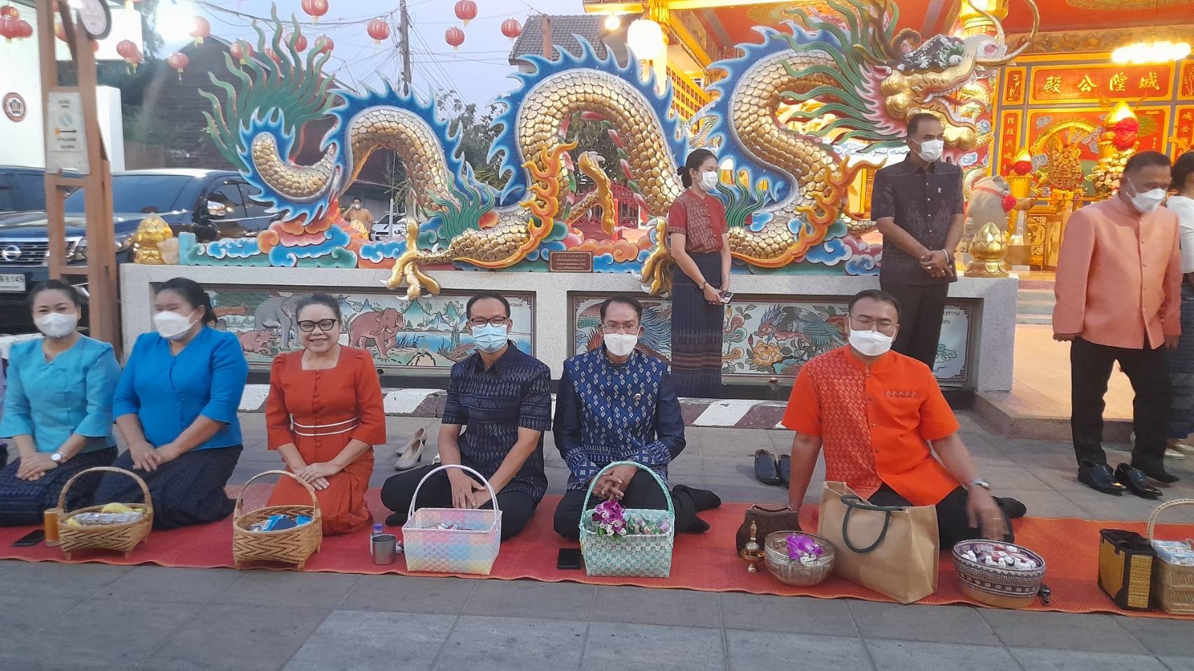 ☘พช.ยโสธรร่วมทำบุญตักบาตรย้อนยุค วิถีถิ่น วิถีไทย ถนนคนเดินยโสธร เมืองเก่าบ้านสิงห์ท่า และร่วมกันสวมใส่ผ้าไทยตามโครงการ “ผ้าไทยใส่ให้สนุก”