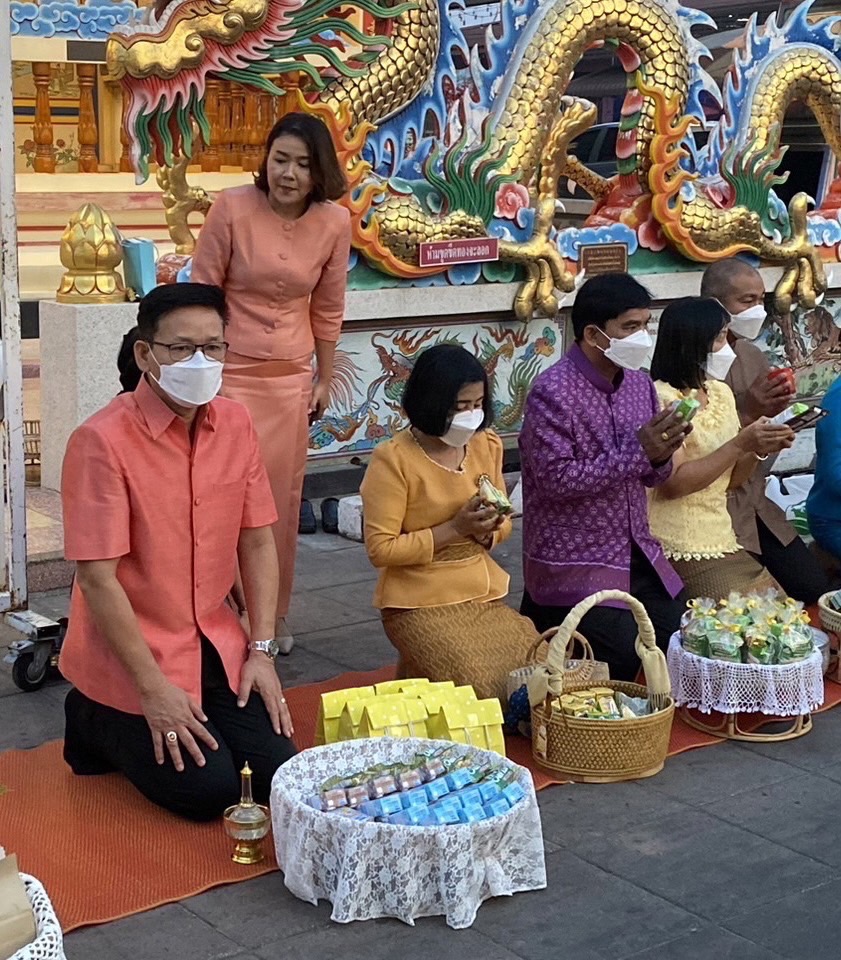 ☘พช.ยโสธรร่วมทำบุญตักบาตรย้อนยุค วิถีถิ่น วิถีไทย ถนนคนเดินยโสธร เมืองเก่าบ้านสิงห์ท่า และร่วมกันสวมใส่ผ้าไทยตามโครงการ “ผ้าไทยใส่ให้สนุก”
