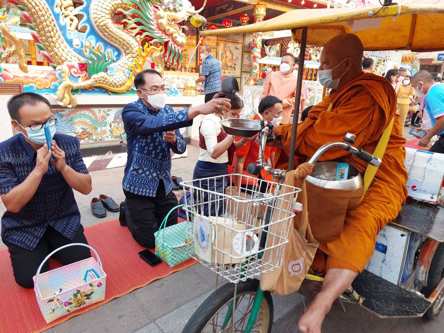 ☘พช.ยโสธรร่วมทำบุญตักบาตรย้อนยุค วิถีถิ่น วิถีไทย ถนนคนเดินยโสธร เมืองเก่าบ้านสิงห์ท่า และร่วมกันสวมใส่ผ้าไทยตามโครงการ “ผ้าไทยใส่ให้สนุก”