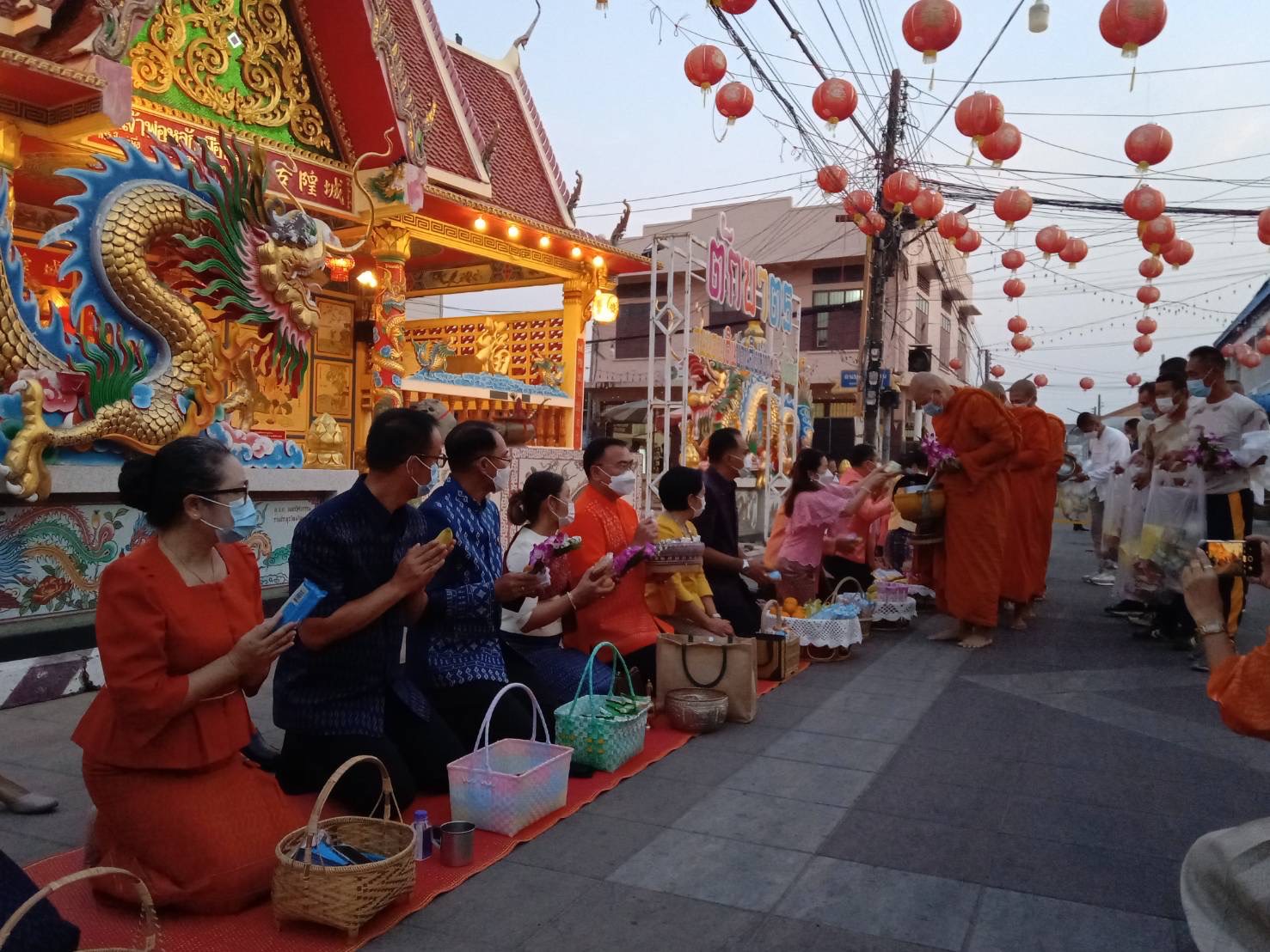 ☘พช.ยโสธรร่วมทำบุญตักบาตรย้อนยุค วิถีถิ่น วิถีไทย ถนนคนเดินยโสธร เมืองเก่าบ้านสิงห์ท่า และร่วมกันสวมใส่ผ้าไทยตามโครงการ “ผ้าไทยใส่ให้สนุก”