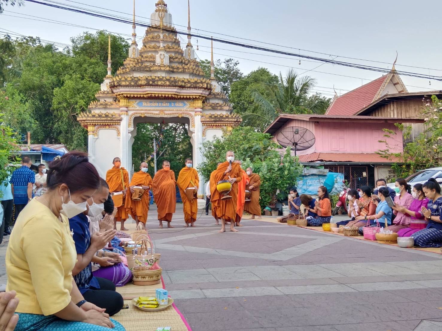 ☘พช.ยโสธรร่วมทำบุญตักบาตรย้อนยุค วิถีถิ่น วิถีไทย ถนนคนเดินยโสธร เมืองเก่าบ้านสิงห์ท่า และร่วมกันสวมใส่ผ้าไทยตามโครงการ “ผ้าไทยใส่ให้สนุก” Copy