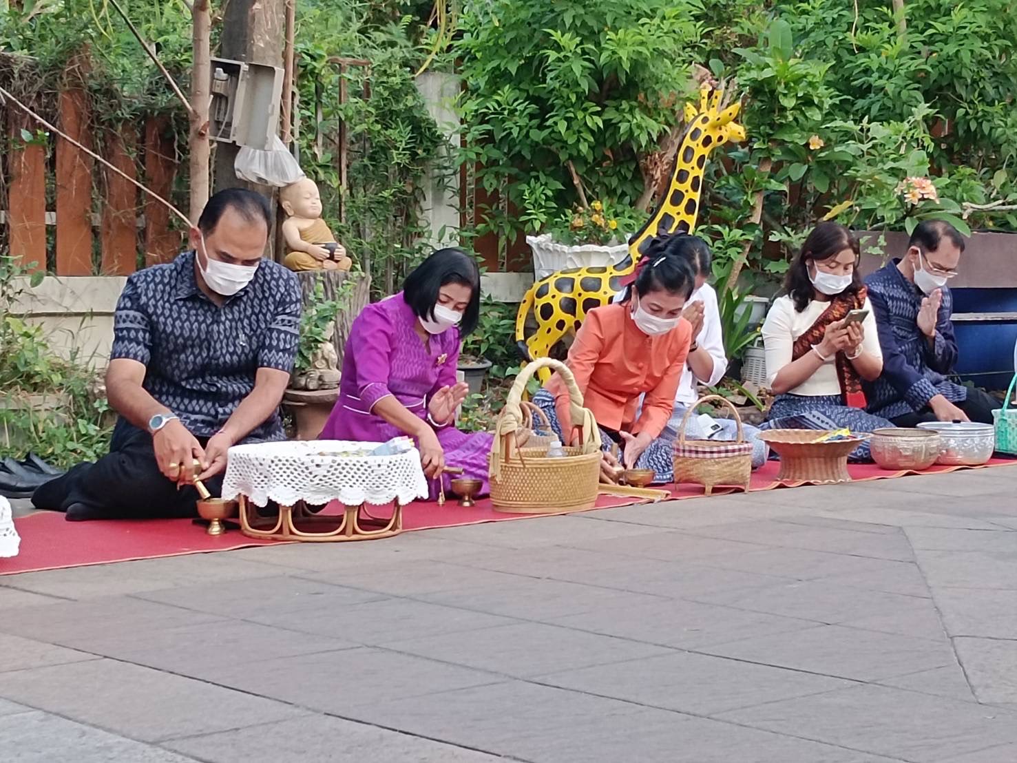 ☘พช.ยโสธรร่วมทำบุญตักบาตรย้อนยุค วิถีถิ่น วิถีไทย ถนนคนเดินยโสธร เมืองเก่าบ้านสิงห์ท่า และร่วมกันสวมใส่ผ้าไทยตามโครงการ “ผ้าไทยใส่ให้สนุก” Copy