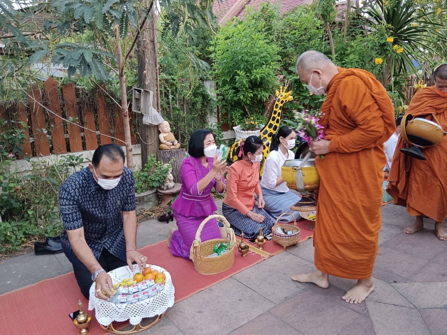 ☘พช.ยโสธรร่วมทำบุญตักบาตรย้อนยุค วิถีถิ่น วิถีไทย ถนนคนเดินยโสธร เมืองเก่าบ้านสิงห์ท่า และร่วมกันสวมใส่ผ้าไทยตามโครงการ “ผ้าไทยใส่ให้สนุก” Copy