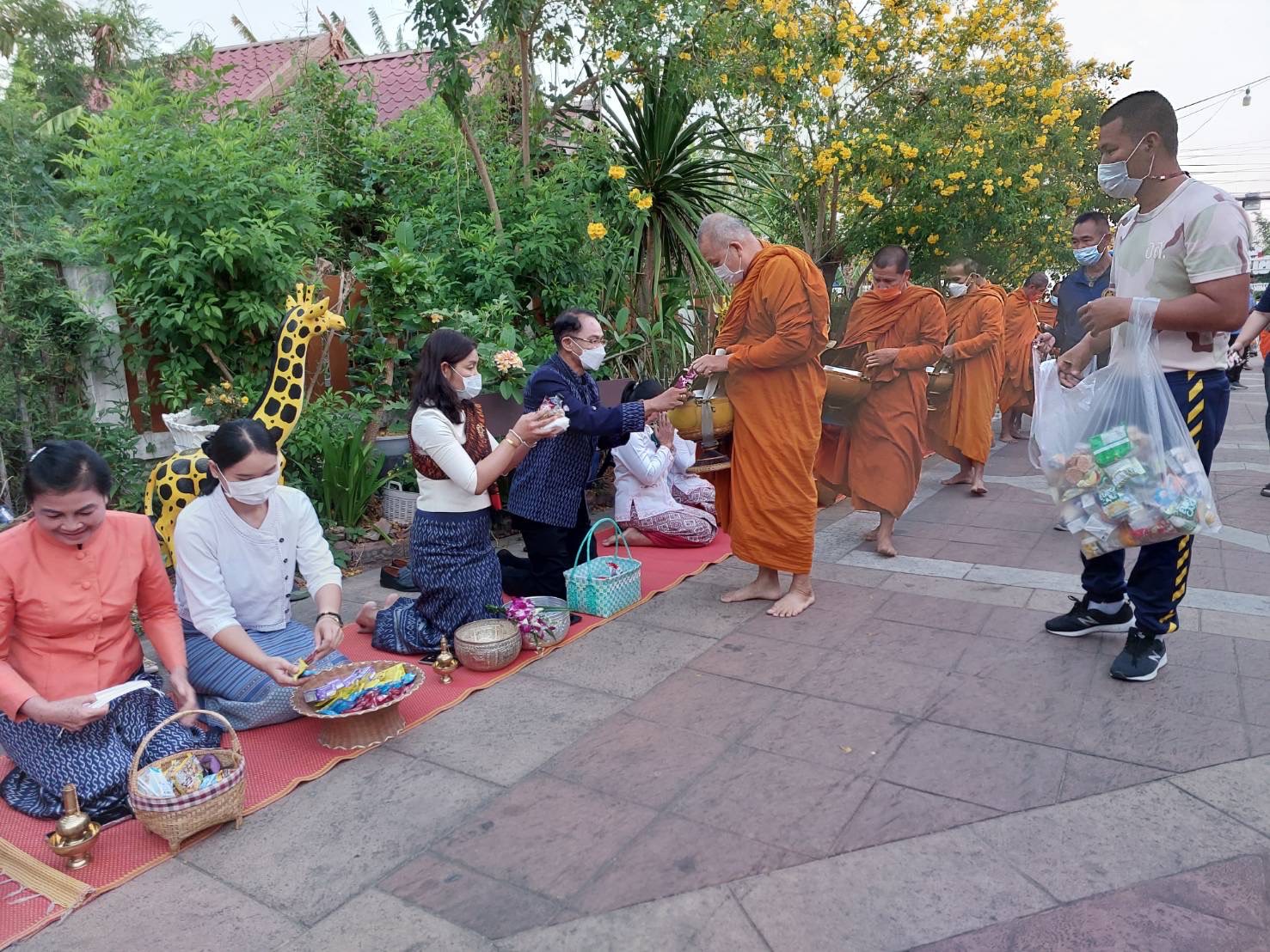 ☘พช.ยโสธรร่วมทำบุญตักบาตรย้อนยุค วิถีถิ่น วิถีไทย ถนนคนเดินยโสธร เมืองเก่าบ้านสิงห์ท่า และร่วมกันสวมใส่ผ้าไทยตามโครงการ “ผ้าไทยใส่ให้สนุก” Copy