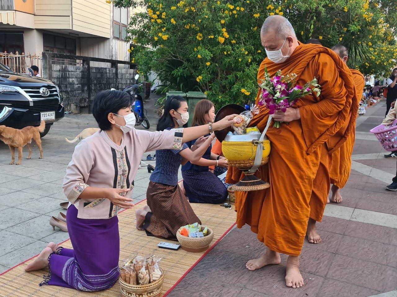☘พช.ยโสธรร่วมทำบุญตักบาตรย้อนยุค วิถีถิ่น วิถีไทย ถนนคนเดินยโสธร เมืองเก่าบ้านสิงห์ท่า และร่วมกันสวมใส่ผ้าไทยตามโครงการ “ผ้าไทยใส่ให้สนุก” Copy