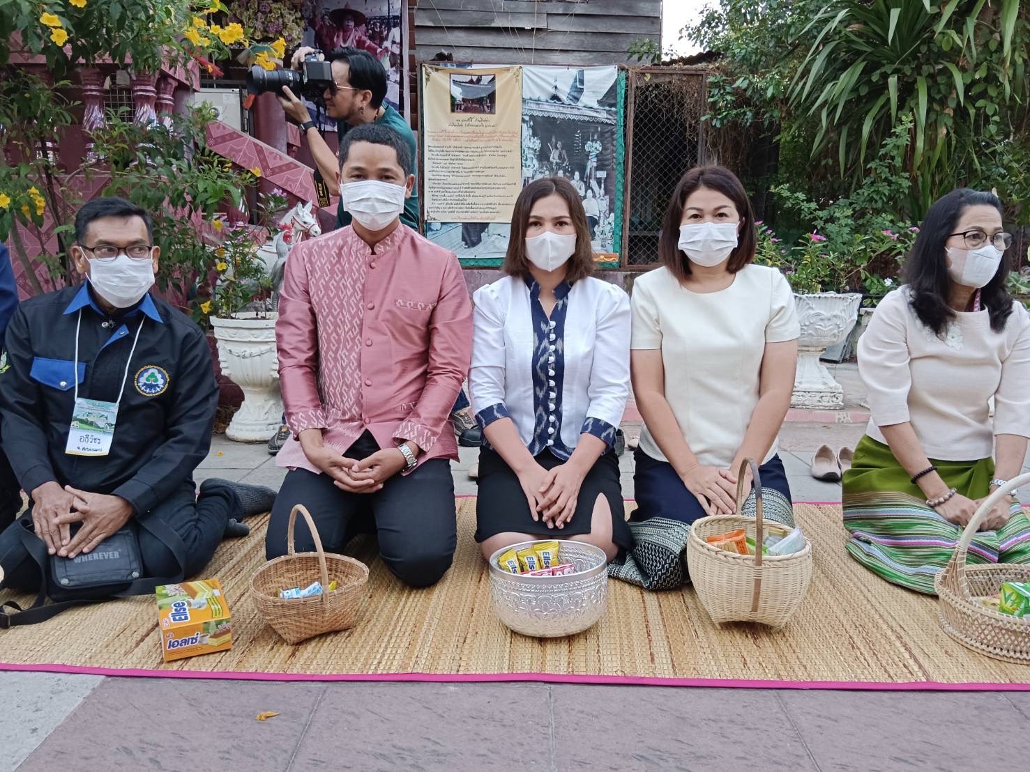 ☘พช.ยโสธรร่วมทำบุญตักบาตรย้อนยุค วิถีถิ่น วิถีไทย ถนนคนเดินยโสธร เมืองเก่าบ้านสิงห์ท่า และร่วมกันสวมใส่ผ้าไทยตามโครงการ “ผ้าไทยใส่ให้สนุก” Copy