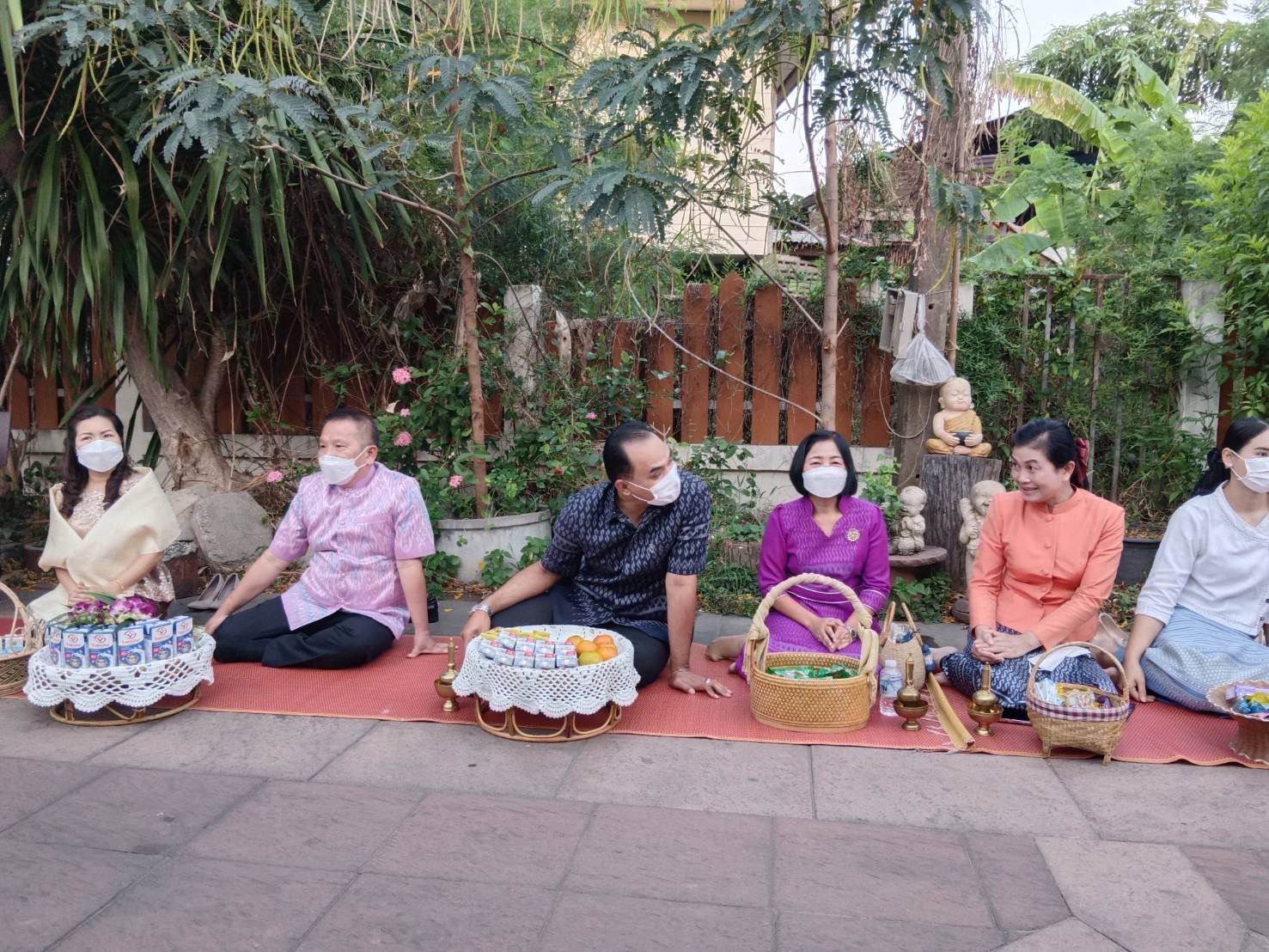 ☘พช.ยโสธรร่วมทำบุญตักบาตรย้อนยุค วิถีถิ่น วิถีไทย ถนนคนเดินยโสธร เมืองเก่าบ้านสิงห์ท่า และร่วมกันสวมใส่ผ้าไทยตามโครงการ “ผ้าไทยใส่ให้สนุก” Copy