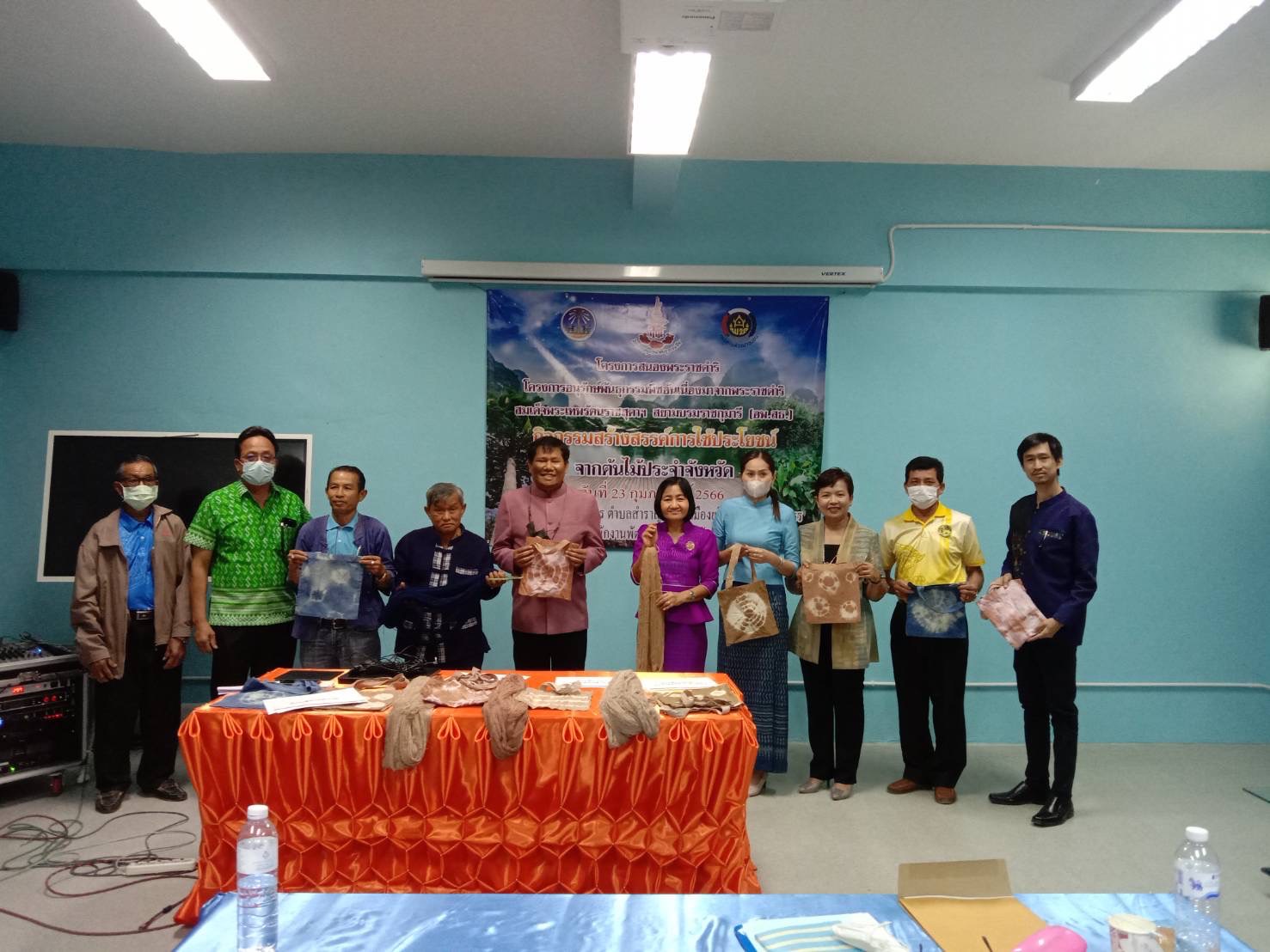 ☘พช.ยโสธร ดำเนินกิจกรรมสนองพระราชดำริโครงการอนุรักษ์พันธุกรรมพืชอันเนื่องมา จากพระราชดำริ สมเด็จพระเทพรัตนราชสุดาฯ สยามบรมราชกุมารี (อพ.สธ.) กิจกรรมสร้างสรรค์การใช้ประโยชน์จากต้นไม้ประจำจังหวัด (ต้นยางนา)