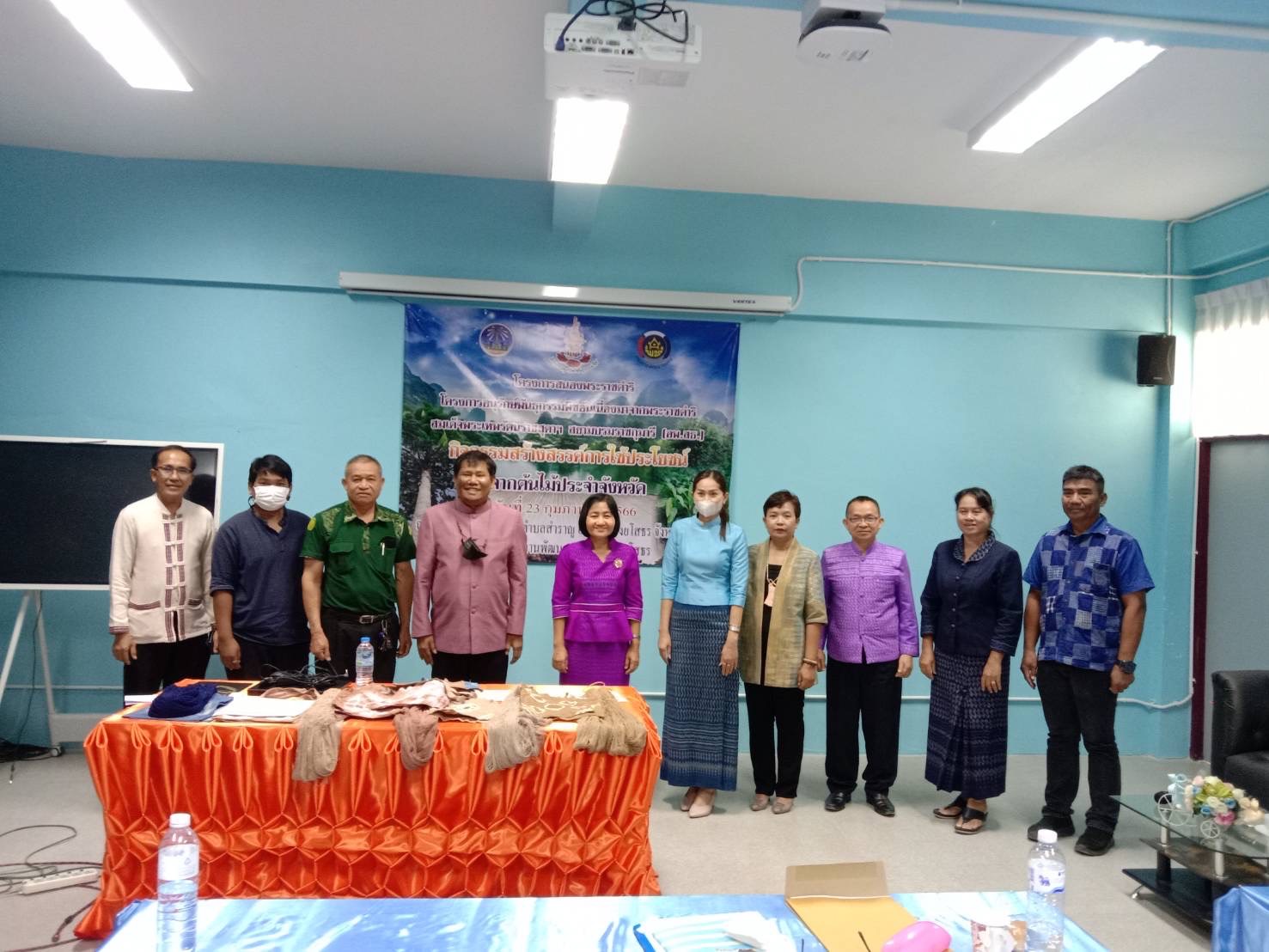 ☘พช.ยโสธร ดำเนินกิจกรรมสนองพระราชดำริโครงการอนุรักษ์พันธุกรรมพืชอันเนื่องมา จากพระราชดำริ สมเด็จพระเทพรัตนราชสุดาฯ สยามบรมราชกุมารี (อพ.สธ.) กิจกรรมสร้างสรรค์การใช้ประโยชน์จากต้นไม้ประจำจังหวัด (ต้นยางนา)