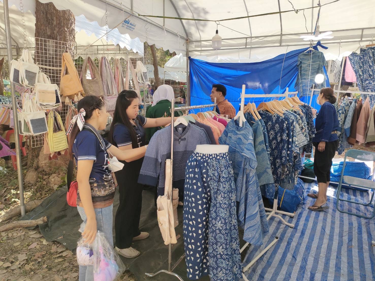 ?พช.ยโสธร ร่วมจำหน่ายสินค้า OTOP ที่ วิทยาลัยเกษตรและเทคโนโลยียโสธร…ในงานมหกรรมเกษตรอินทรีย์วิถียโสธร อาชีวะเกษตรแฟร์ 65 และงานประชุมวิชาการ อกท.ระดับชาติ ครั้งที่ 43