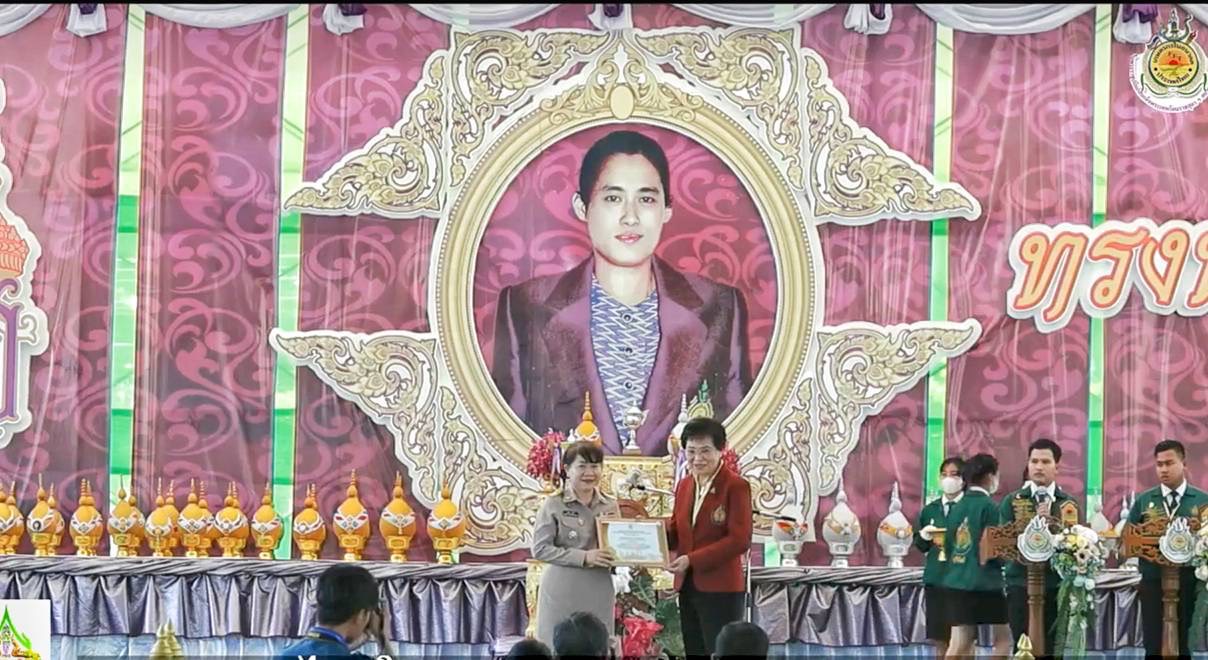 ?พช.ยโสธร รับมอบใบประกาศ องค์การเกษตรกรในอนาคตแห่งประเทศไทยในพระราชูปถัมภ์ สมเด็จพระเทพรัตนราชสุดาฯ สยามบรมราชกุมารีจำหน่ายสินค้า ในงานมหกรรมเกษตรอินทรีย์วิถียโสธร อาชีวะเกษตรแฟร์ 65 และงานประชุมวิชาการ อกท.ระดับชาติ ครั้งที่ 43