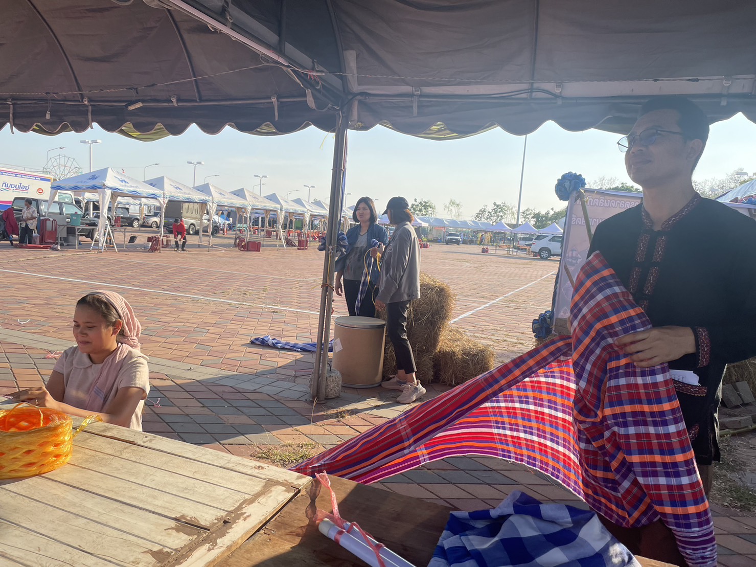 ?พช.ยโสธร เตรียมสถานที่ในการจำหน่ายสินค้า OTOP และกลุ่มสินค้าจากกองทุนพัฒนาบทบาทสตรี ในงานสถาปนาจังหวัดยโสธร ปี 2566