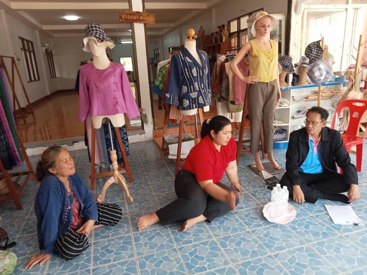 พช.ยโสธร ติดตามให้คำแนะนำการดำเนินงานโครงการพัฒนาผลิตภัณฑ์จากผ้าฝ้ายย้อมสีธรรมชาติ ของกลุ่มผู้ผลิตผู้ประกอบการ OTOP กลุ่มทอผ้านาสะแบง หมู่ที่ 6 ตำบลโนนเปือย อำเภอกุดชุม จังหวัดยโสธร