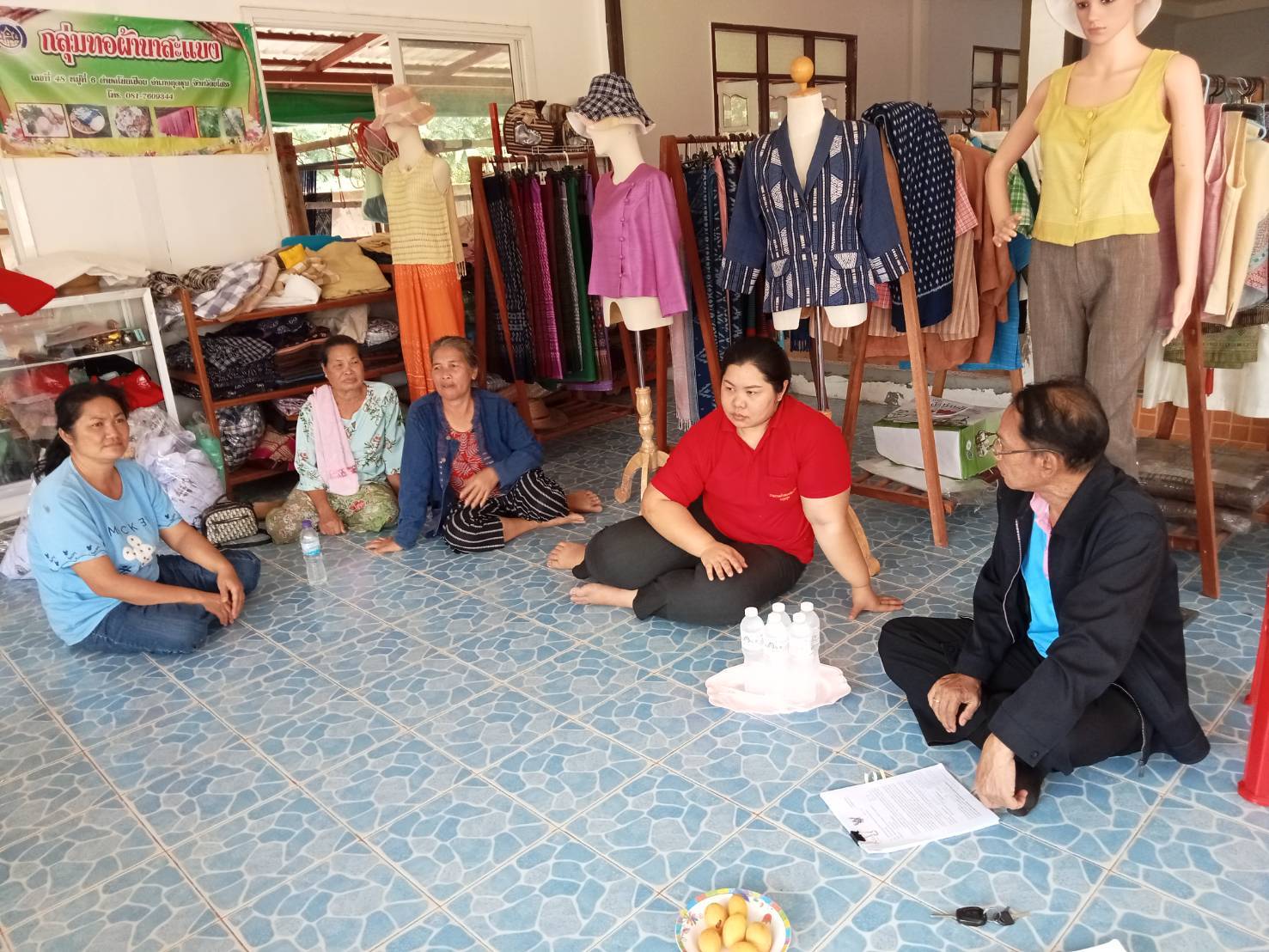 พช.ยโสธร ติดตามให้คำแนะนำการดำเนินงานโครงการพัฒนาผลิตภัณฑ์จากผ้าฝ้ายย้อมสีธรรมชาติ ของกลุ่มผู้ผลิตผู้ประกอบการ OTOP กลุ่มทอผ้านาสะแบง หมู่ที่ 6 ตำบลโนนเปือย อำเภอกุดชุม จังหวัดยโสธร