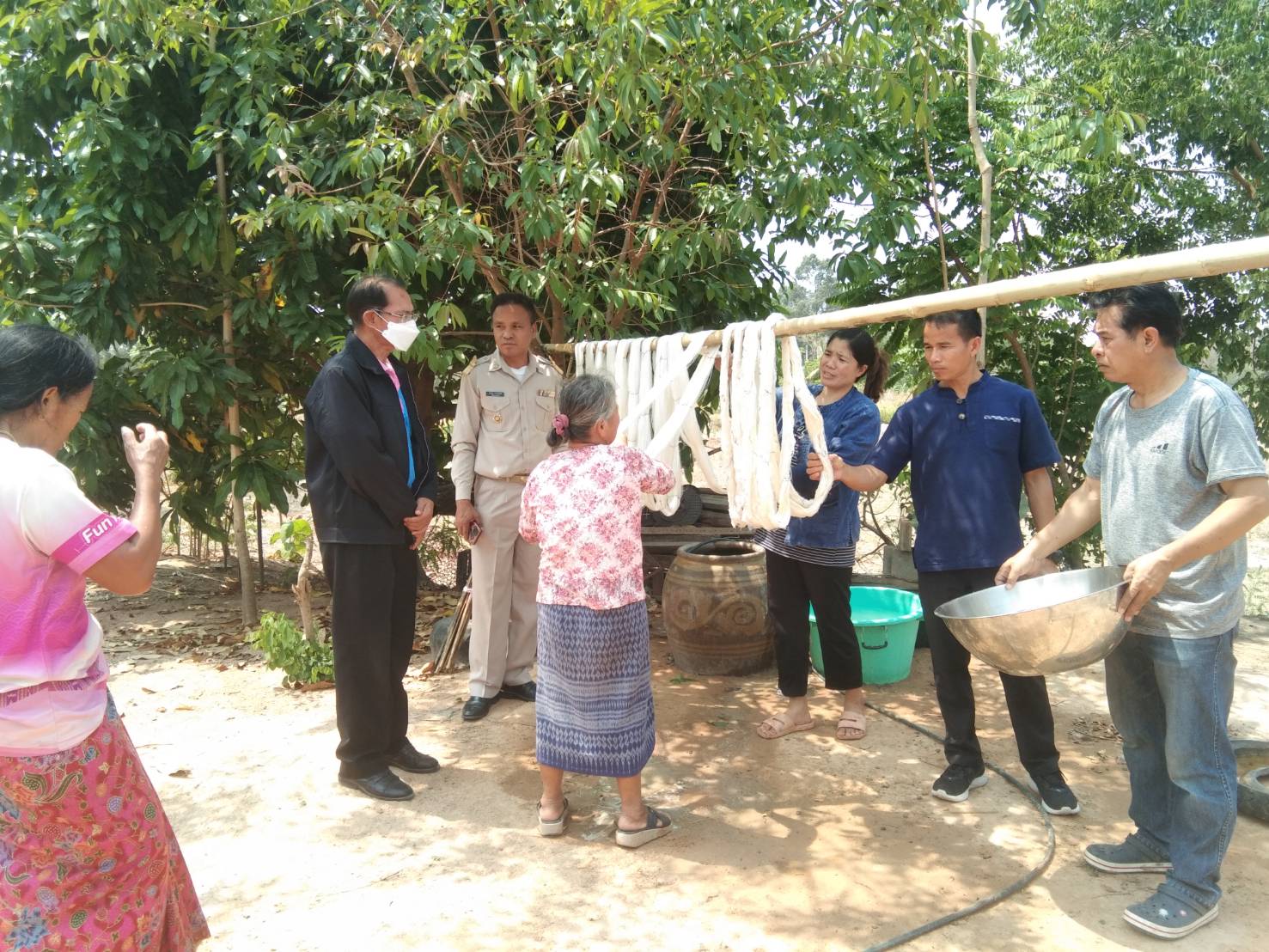 พช.ยโสธร ติดตามให้คำแนะนำการดำเนินงานโครงการพัฒนาผลิตภัณฑ์จากผ้าฝ้ายย้อมสีธรรมชาติ ของกลุ่มผู้ผลิตผู้ประกอบการ OTOP กลุ่มทอผ้านาสะแบง หมู่ที่ 6 ตำบลโนนเปือย อำเภอกุดชุม จังหวัดยโสธร