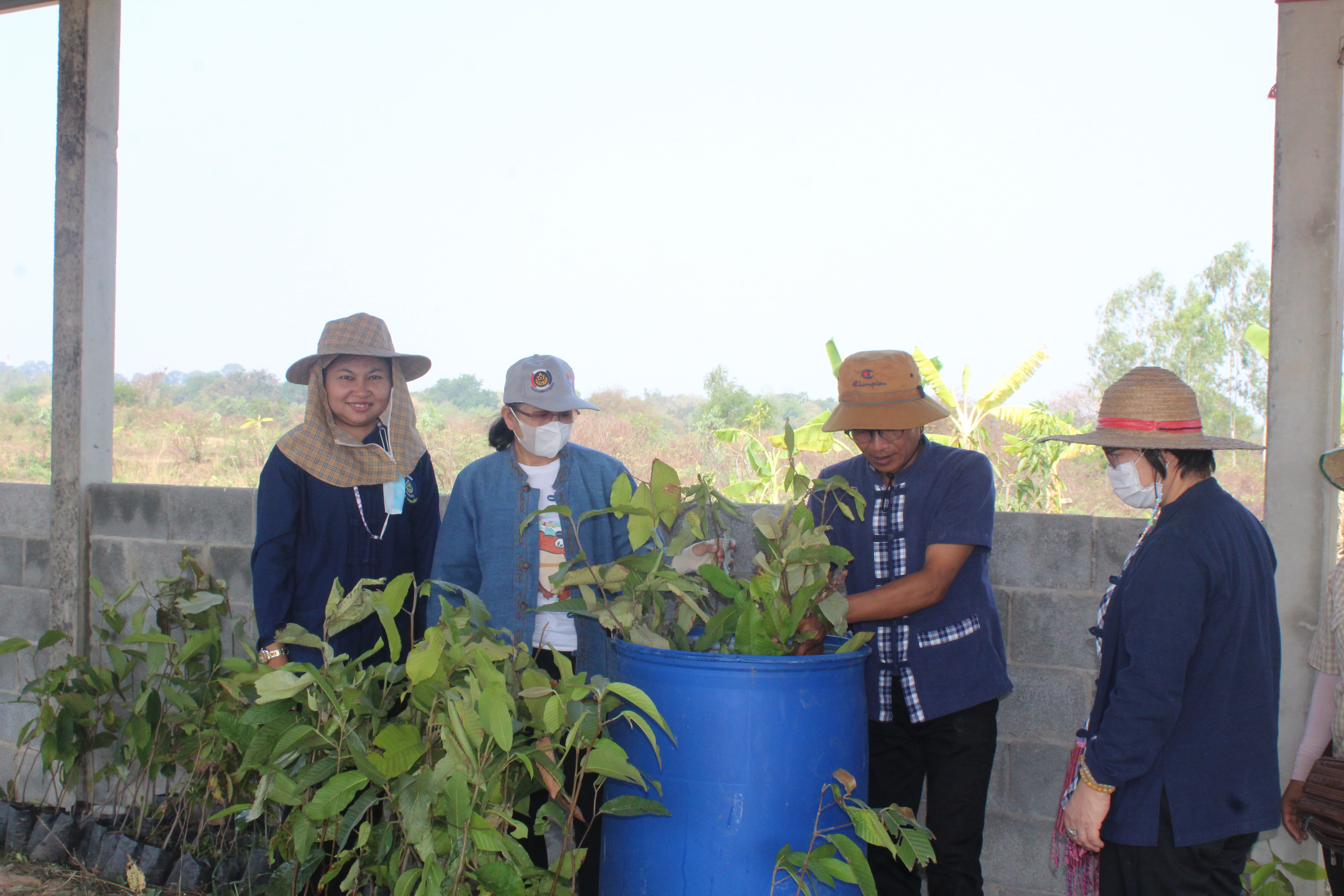 ☘พช.ยโสธร ชวนหิ้วปิ่นโต ไปเอามื้อสามัคคี ถือจอบเสียม พลิกฟื้นแผ่นดิน ณ พื้นที่เรียนรู้ชุมชนต้นแบบการพัฒนาคุณภาพชีวิต CLM ตำบลฟ้าหยาด อำเภอมหาชนะชัย จังหวัดยโสธร