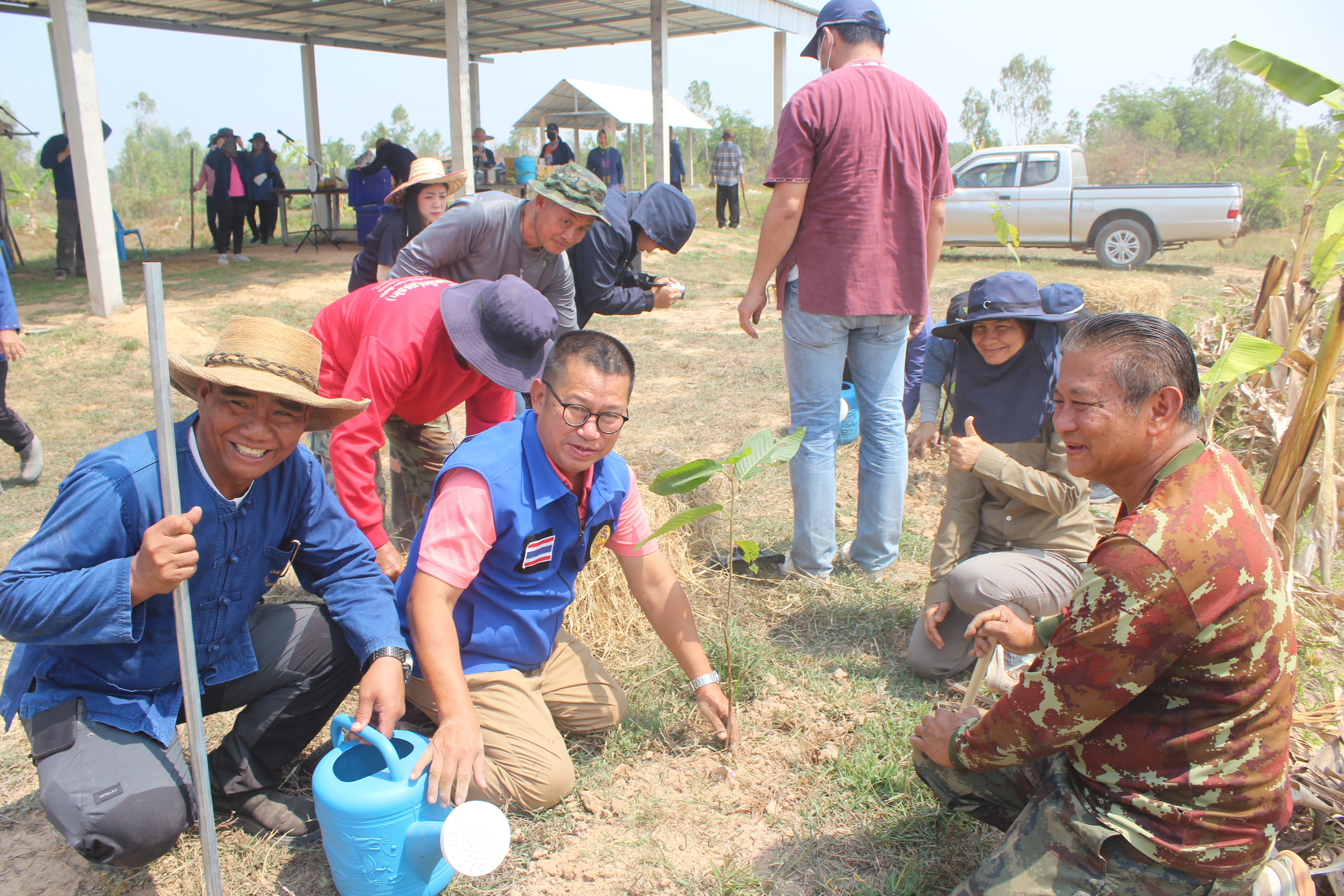 ☘พช.ยโสธร ชวนหิ้วปิ่นโต ไปเอามื้อสามัคคี ถือจอบเสียม พลิกฟื้นแผ่นดิน ณ พื้นที่เรียนรู้ชุมชนต้นแบบการพัฒนาคุณภาพชีวิต CLM ตำบลฟ้าหยาด อำเภอมหาชนะชัย จังหวัดยโสธร