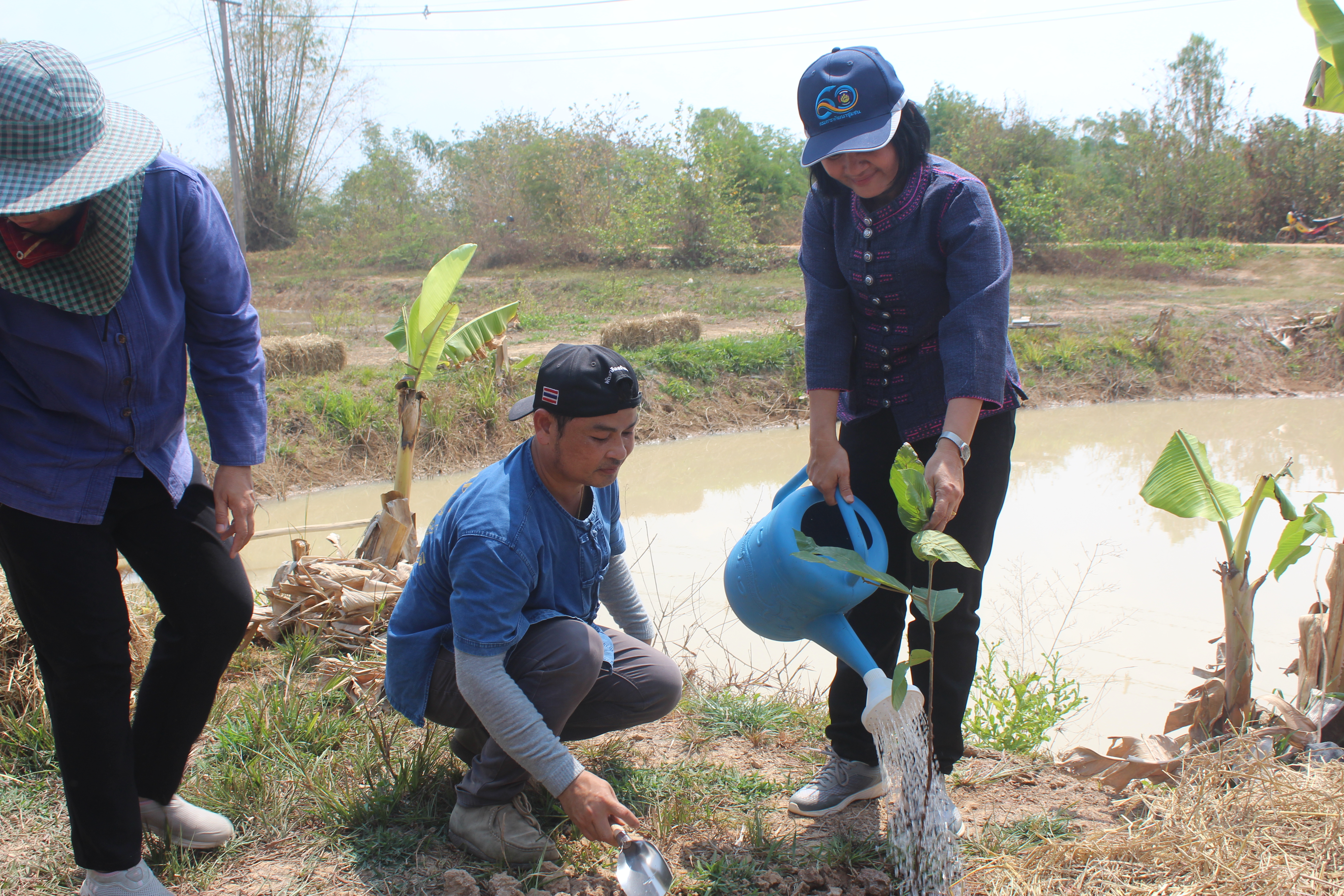 ☘พช.ยโสธร ชวนหิ้วปิ่นโต ไปเอามื้อสามัคคี ถือจอบเสียม พลิกฟื้นแผ่นดิน ณ พื้นที่เรียนรู้ชุมชนต้นแบบการพัฒนาคุณภาพชีวิต CLM ตำบลฟ้าหยาด อำเภอมหาชนะชัย จังหวัดยโสธร
