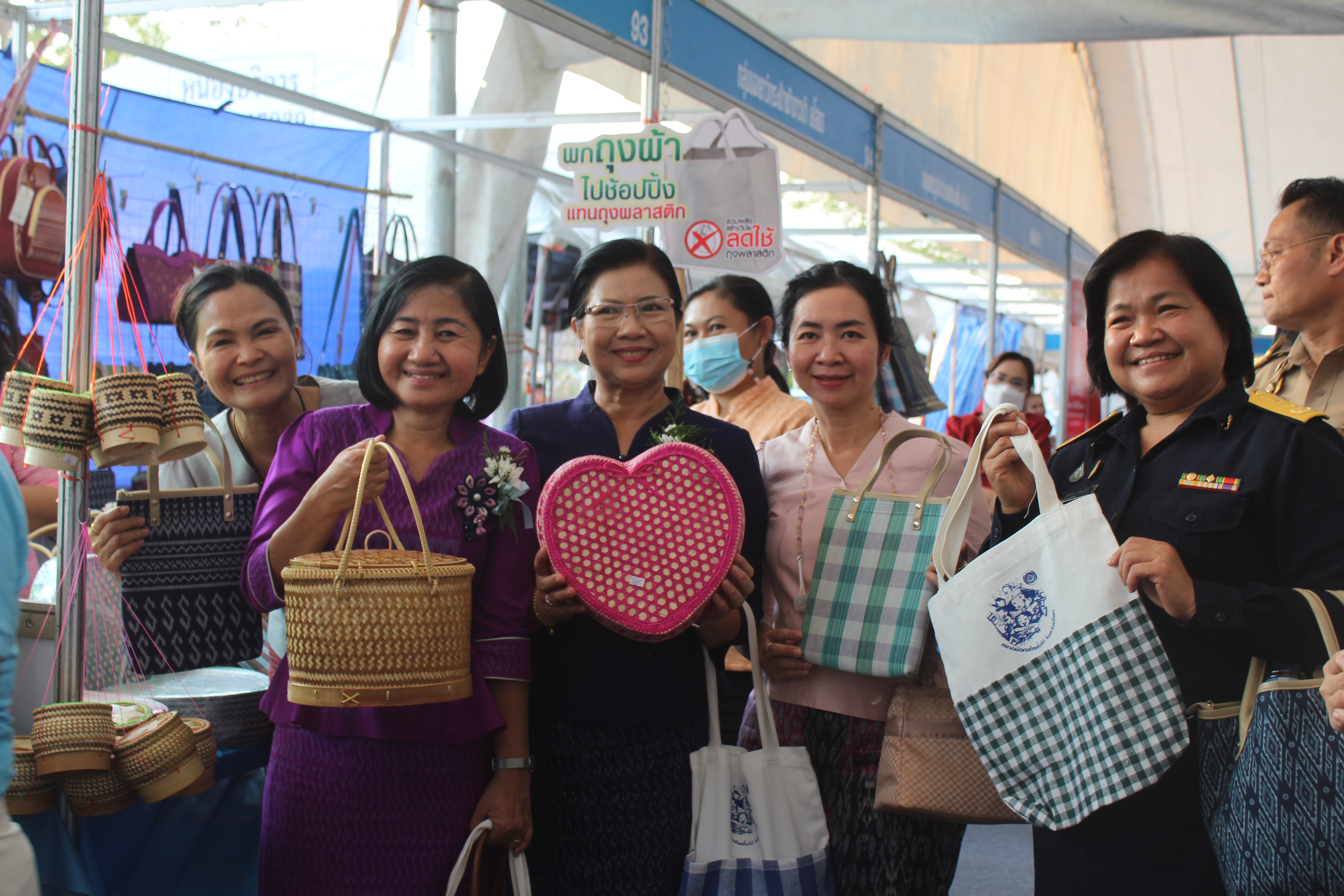 ?พช.ยโสธร ร่วมเปิดงานโครงการ “พาณิชย์ลดราคา!ออนทัวร์ ทั่วไทย จังหวัดยโสธร ครั้งที่ 4