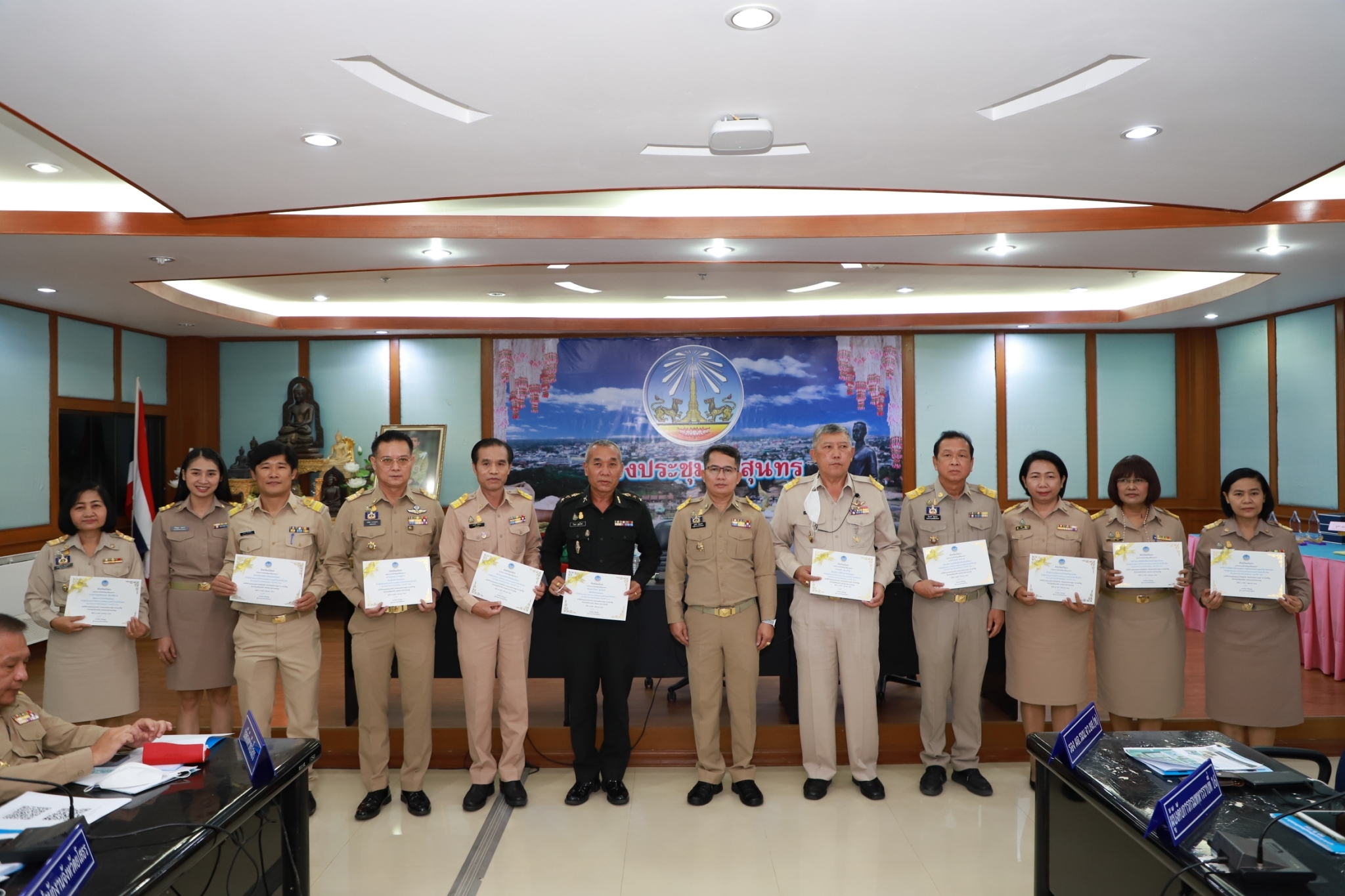 ?พช.ยโสธร ร่วมประชุมคณะกรมการจังหวัดยโสธร หัวหน้าส่วนราชการและนายอำเภอ ประจำเดือน มีนาคม และรับประกาศเกียรติคุณสนับสนุนกิจกรรมการเดินแบบชุดผ้าไทยพื้นเมือง งานสถาปนาจังหวัดยโสธร ประจำปี 2566