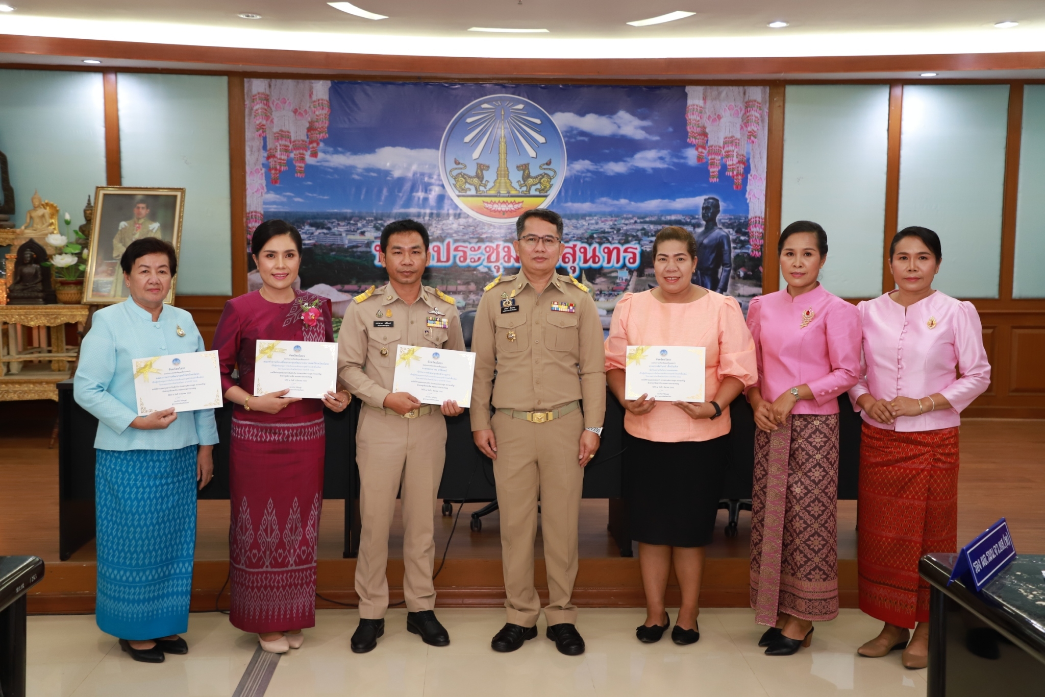 ?พช.ยโสธร ร่วมประชุมคณะกรมการจังหวัดยโสธร หัวหน้าส่วนราชการและนายอำเภอ ประจำเดือน มีนาคม และรับประกาศเกียรติคุณสนับสนุนกิจกรรมการเดินแบบชุดผ้าไทยพื้นเมือง งานสถาปนาจังหวัดยโสธร ประจำปี 2566