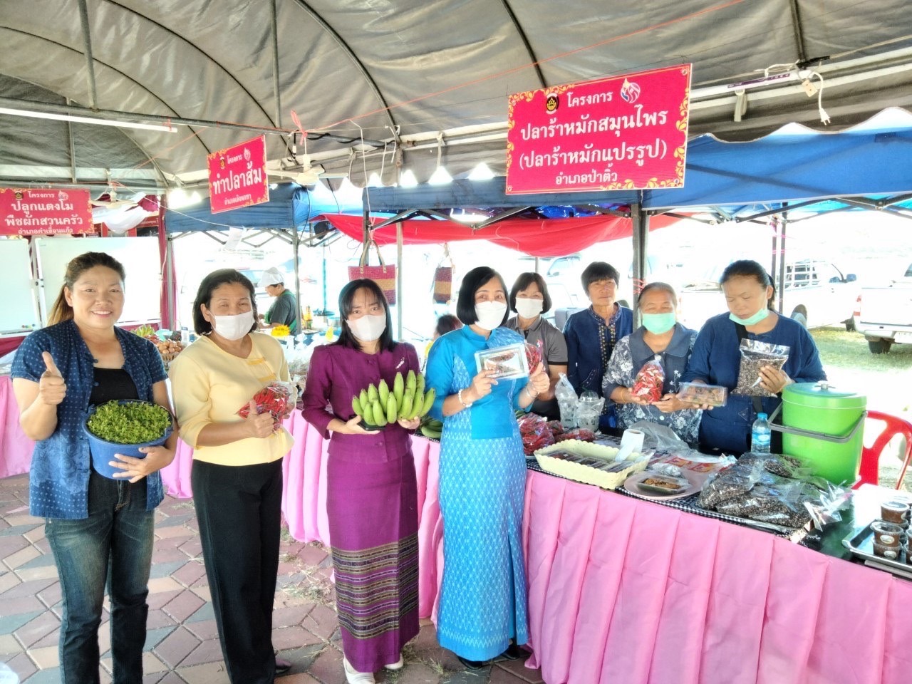 พ่อเมืองยโสธร เยี่ยมชมและให้กำลังใจผู้ผลิต ผู้ประกอบการ OTOP ที่ร่วมจำหน่ายสินค้า OTOP และกลุ่มอาชีพจากกองทุนพัฒนาบทบาทสตรี ในงานสถาปนาจังหวัดยโสธร ปี 2566