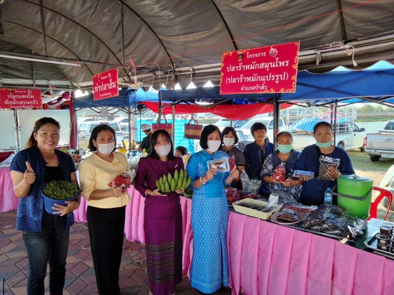 พ่อเมืองยโสธร เยี่ยมชมและให้กำลังใจผู้ผลิต ผู้ประกอบการ OTOP ที่ร่วมจำหน่ายสินค้า OTOP และกลุ่มอาชีพจากกองทุนพัฒนาบทบาทสตรี ในงานสถาปนาจังหวัดยโสธร ปี 2566