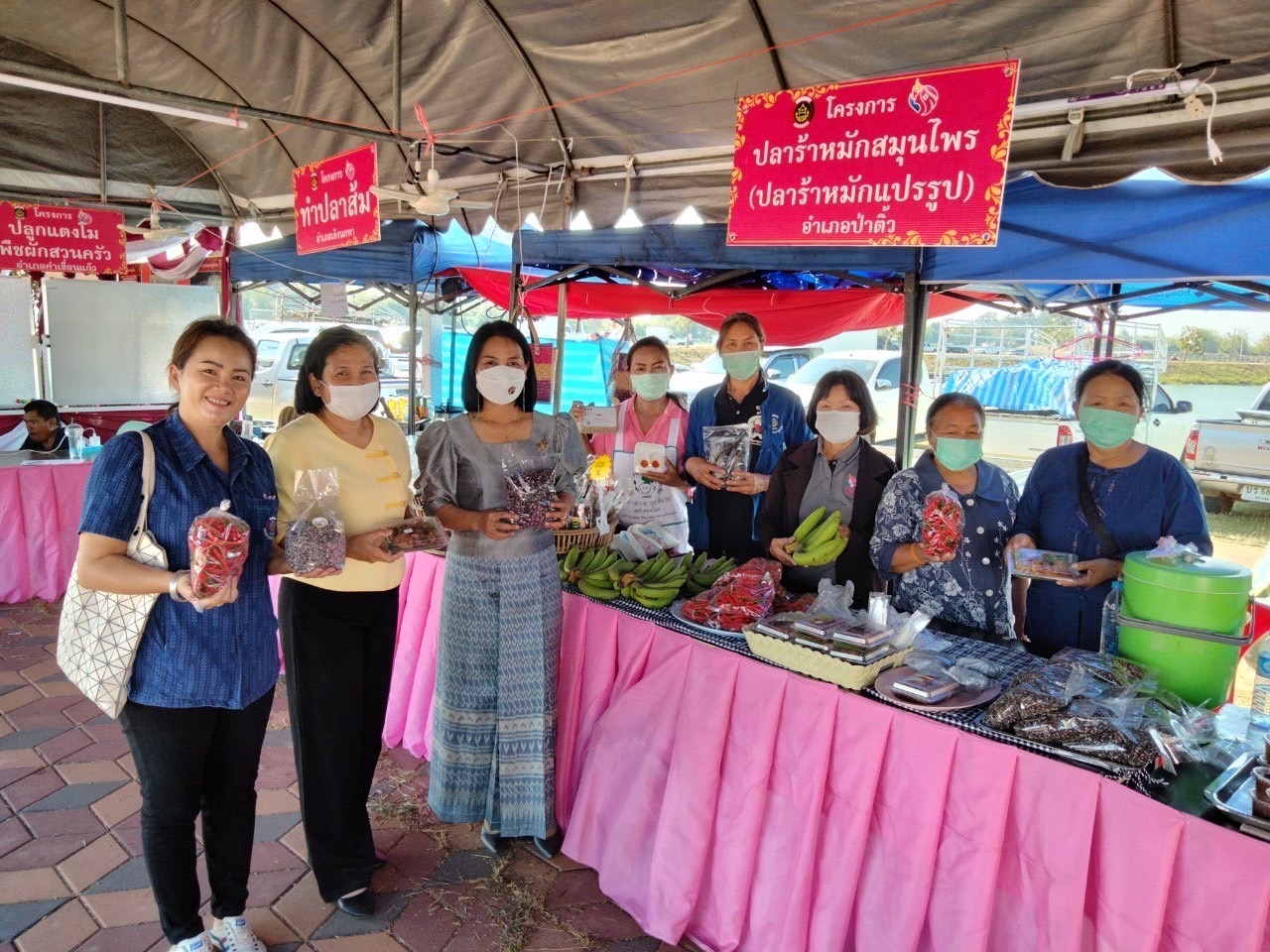 พ่อเมืองยโสธร เยี่ยมชมและให้กำลังใจผู้ผลิต ผู้ประกอบการ OTOP ที่ร่วมจำหน่ายสินค้า OTOP และกลุ่มอาชีพจากกองทุนพัฒนาบทบาทสตรี ในงานสถาปนาจังหวัดยโสธร ปี 2566