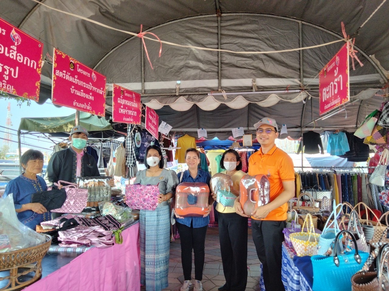 พ่อเมืองยโสธร เยี่ยมชมและให้กำลังใจผู้ผลิต ผู้ประกอบการ OTOP ที่ร่วมจำหน่ายสินค้า OTOP และกลุ่มอาชีพจากกองทุนพัฒนาบทบาทสตรี ในงานสถาปนาจังหวัดยโสธร ปี 2566