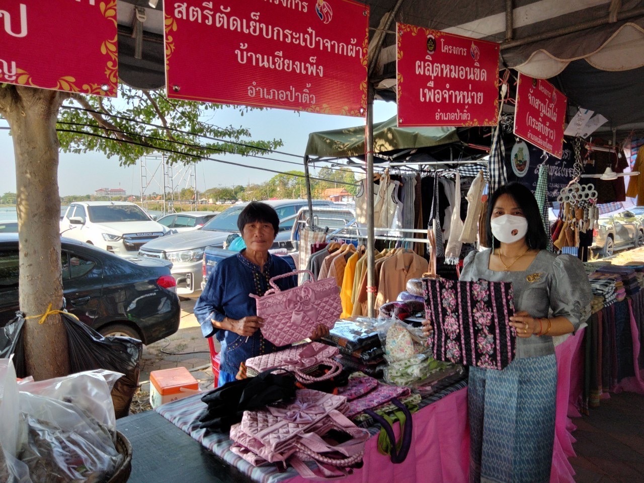 พ่อเมืองยโสธร เยี่ยมชมและให้กำลังใจผู้ผลิต ผู้ประกอบการ OTOP ที่ร่วมจำหน่ายสินค้า OTOP และกลุ่มอาชีพจากกองทุนพัฒนาบทบาทสตรี ในงานสถาปนาจังหวัดยโสธร ปี 2566