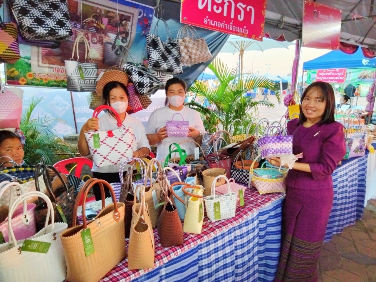 พ่อเมืองยโสธร เยี่ยมชมและให้กำลังใจผู้ผลิต ผู้ประกอบการ OTOP ที่ร่วมจำหน่ายสินค้า OTOP และกลุ่มอาชีพจากกองทุนพัฒนาบทบาทสตรี ในงานสถาปนาจังหวัดยโสธร ปี 2566