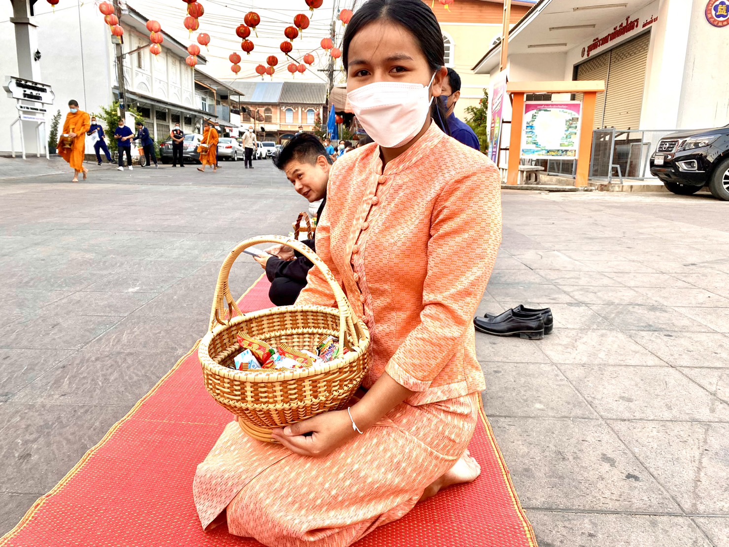 ☘พช.ยโสธรร่วมทำบุญตักบาตรย้อนยุค วิถีถิ่น วิถีไทย ถนนคนเดินยโสธร เมืองเก่าบ้านสิงห์ท่า และร่วมกันสวมใส่ผ้าไทยตามโครงการ “ผ้าไทยใส่ให้สนุก” Copy