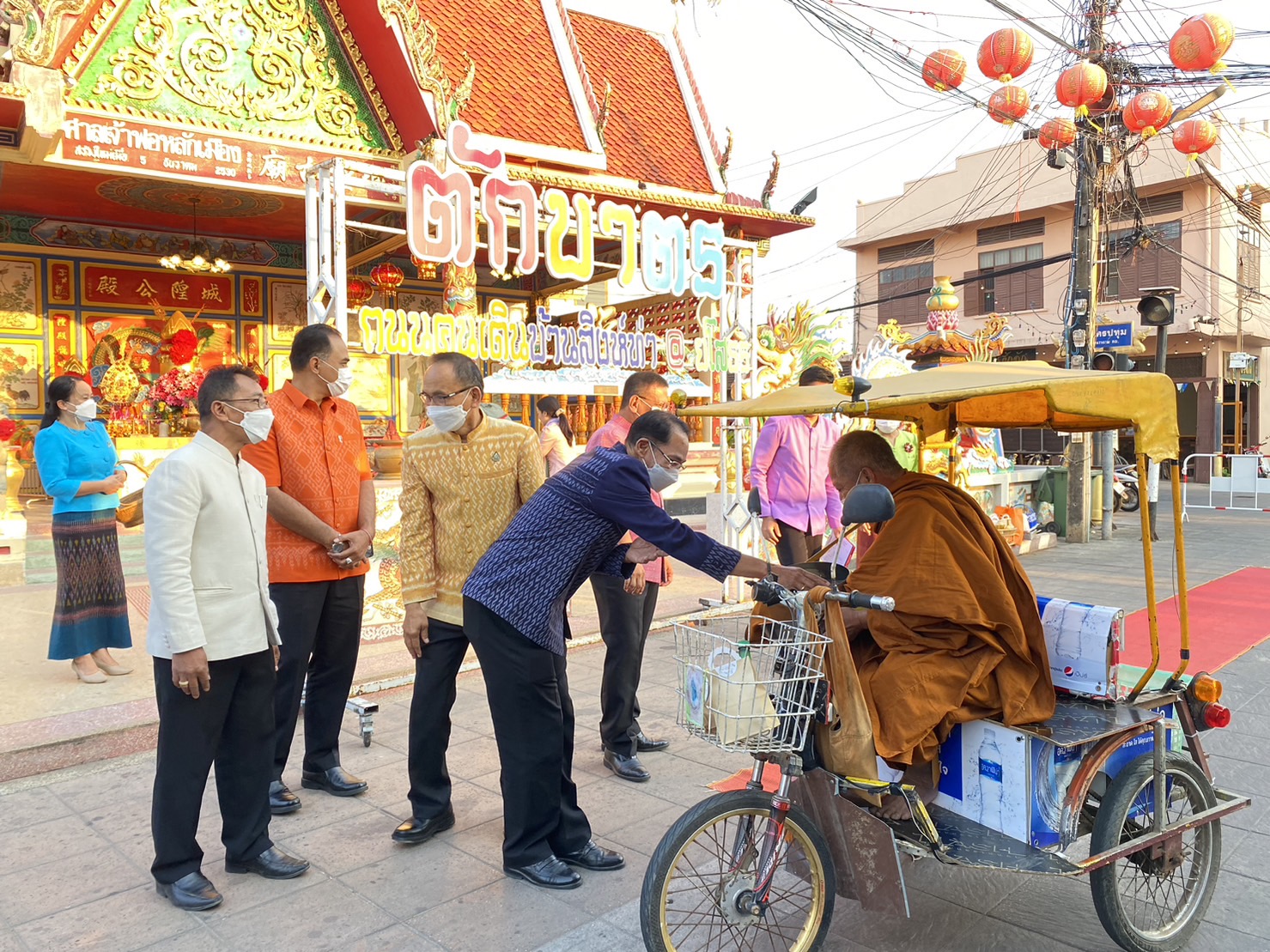 ☘พช.ยโสธรร่วมทำบุญตักบาตรย้อนยุค วิถีถิ่น วิถีไทย ถนนคนเดินยโสธร เมืองเก่าบ้านสิงห์ท่า และร่วมกันสวมใส่ผ้าไทยตามโครงการ “ผ้าไทยใส่ให้สนุก” Copy